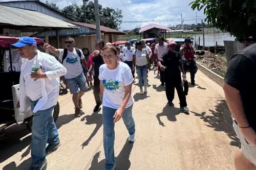 Marisol Pérez Tello dialoga con apus y pobladores kukama en la ribera del río Marañón.