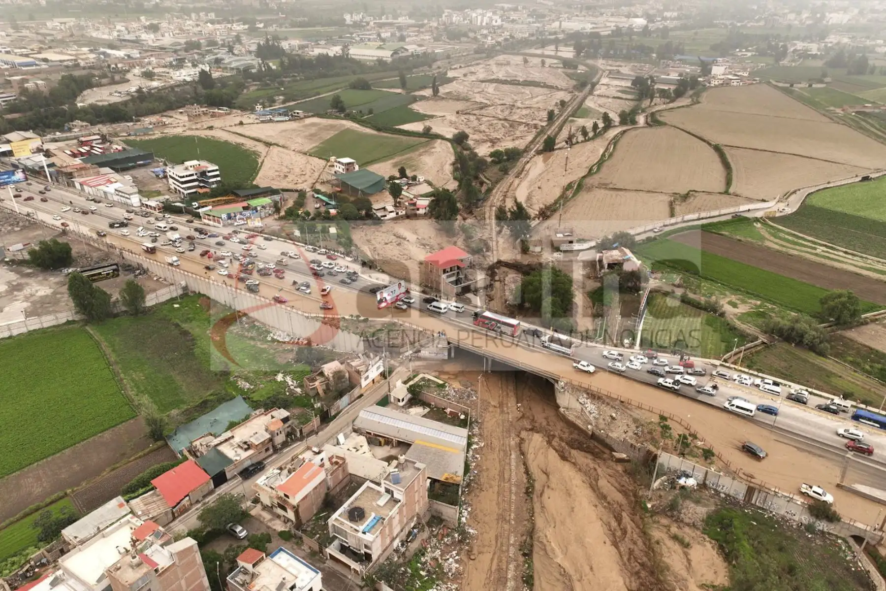 Las fuertes lluvias registradas hoy en Arequipa provocaron la activación de varias torrenteras en la ciudad. Uno de los puntos más críticos se reportó en el distrito de Cerro Colorado. Foto: Cortesía/Denis Mayhua