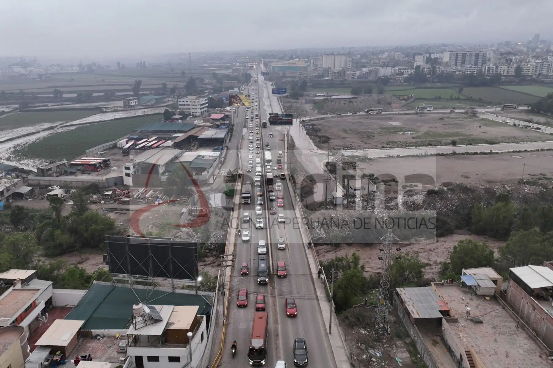 Las fuertes lluvias registradas hoy en Arequipa provocaron la activación de varias torrenteras en la ciudad. Uno de los puntos más críticos se reportó en el distrito de Cerro Colorado. Foto: Cortesía/Denis Mayhua
