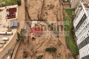 Las fuertes lluvias registradas hoy en Arequipa provocaron la activación de varias torrenteras en la ciudad. Uno de los puntos más críticos se reportó en el distrito de Cerro Colorado. Foto: Cortesía/Denis Mayhua