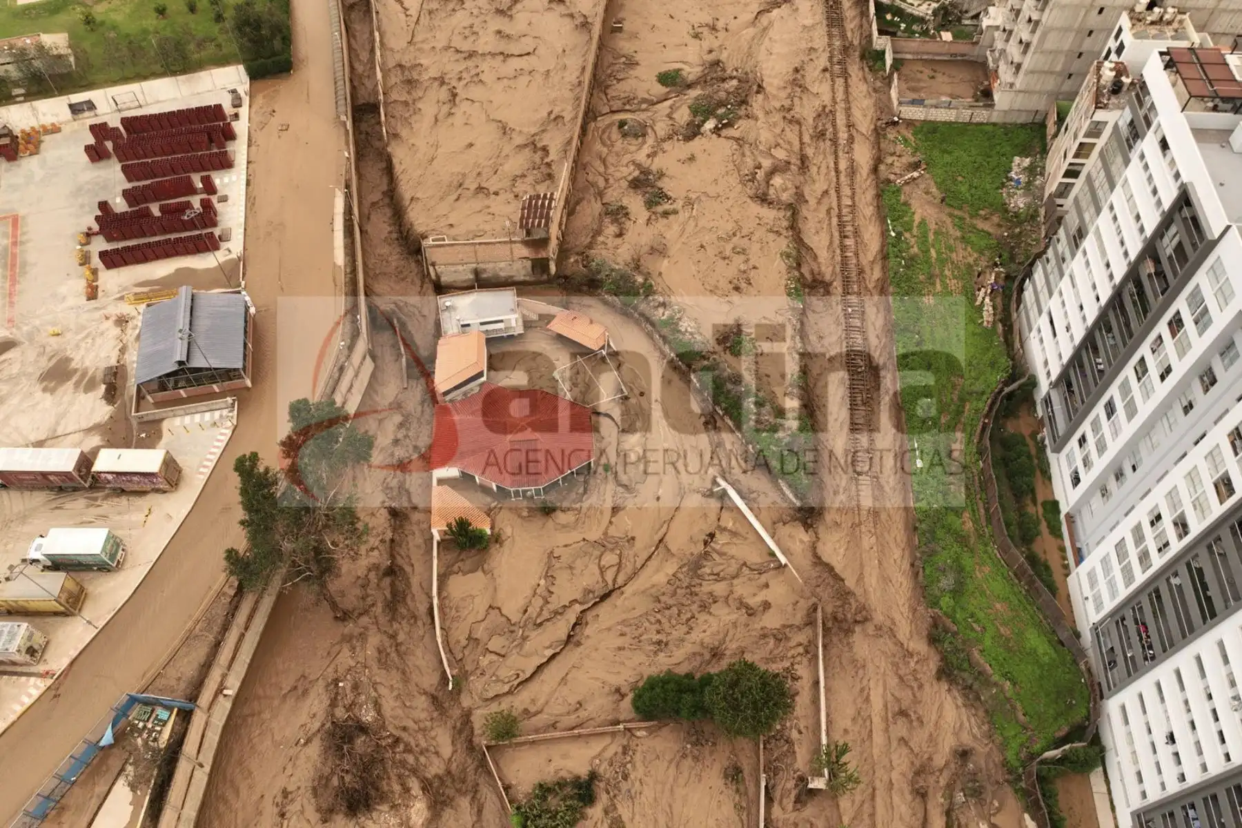 Las fuertes lluvias registradas hoy en Arequipa provocaron la activación de varias torrenteras en la ciudad. Uno de los puntos más críticos se reportó en el distrito de Cerro Colorado. Foto: Cortesía/Denis Mayhua