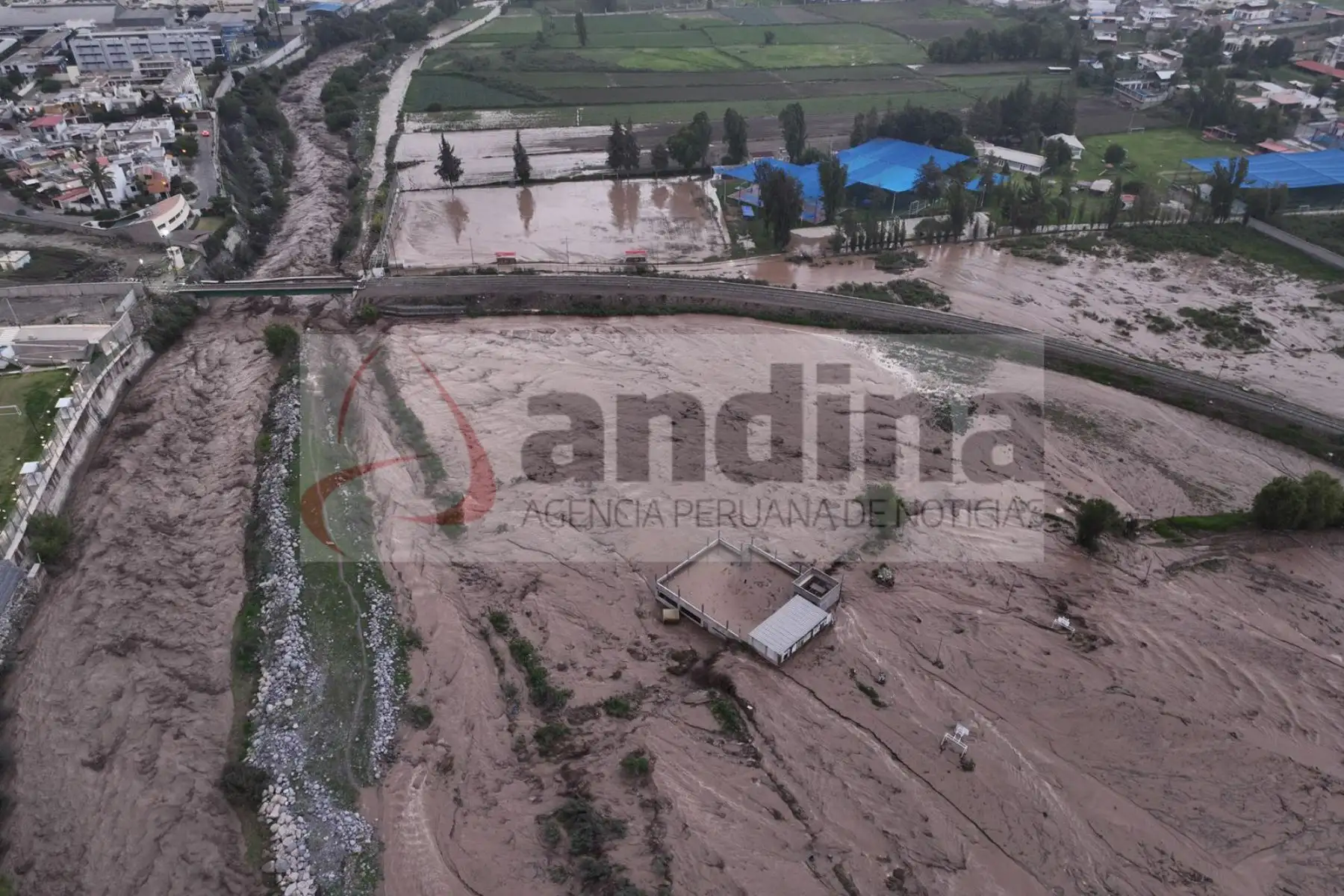 Las fuertes lluvias registradas hoy en Arequipa provocaron la activación de varias torrenteras en la ciudad. Uno de los puntos más críticos se reportó en el distrito de Cerro Colorado. Foto: Cortesía/Denis Mayhua