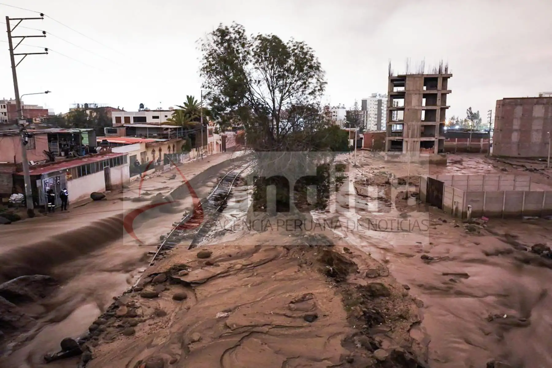 Las fuertes lluvias registradas hoy en Arequipa provocaron la activación de varias torrenteras en la ciudad. Uno de los puntos más críticos se reportó en el distrito de Cerro Colorado. Foto: Cortesía/Denis Mayhua