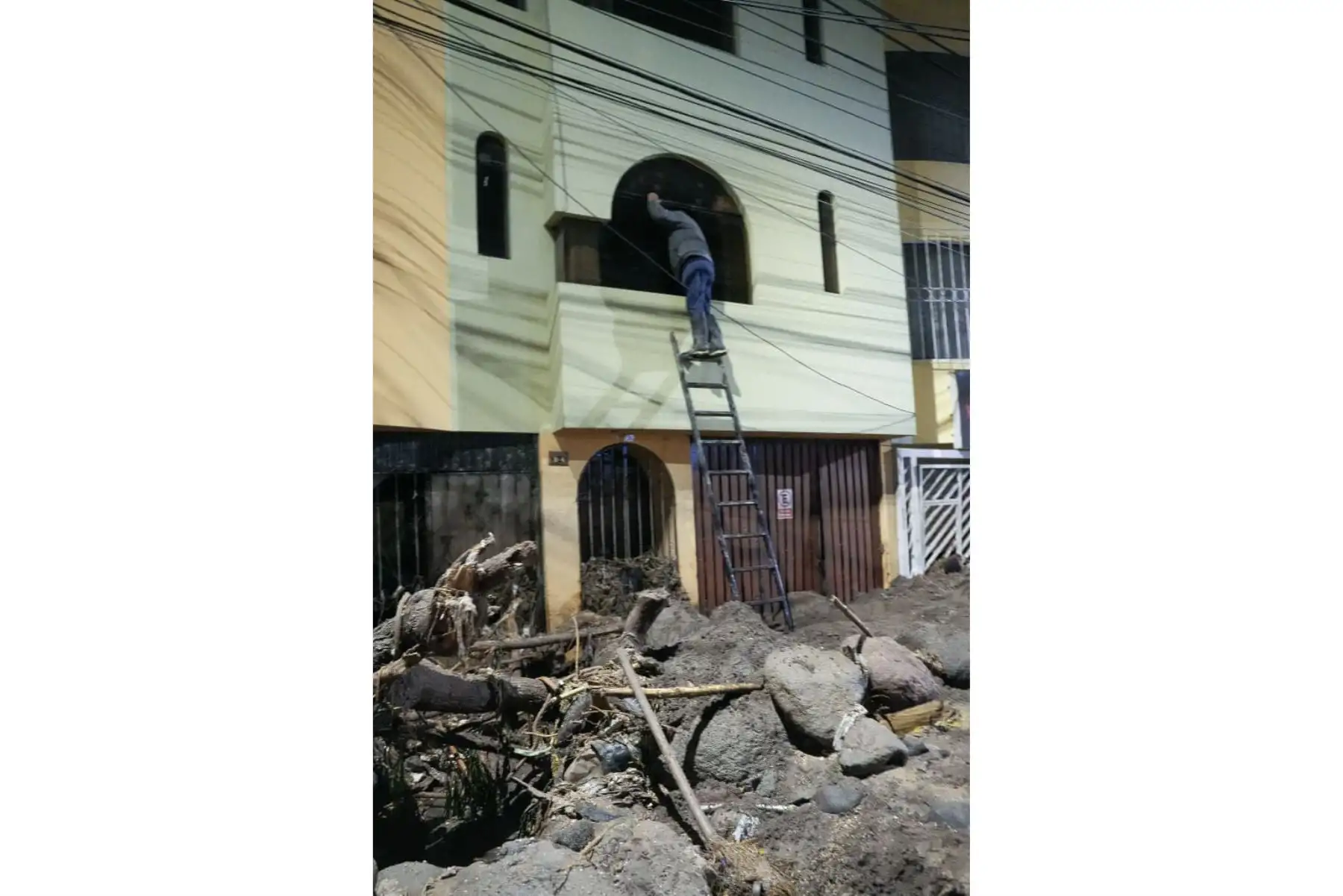 Un huaico ingresó a la urbanización Agustín La Torre, en el distrito de Yanahuara, dejando al menos 100 viviendas afectadas. Foto: Cortesía/Diego Ramos