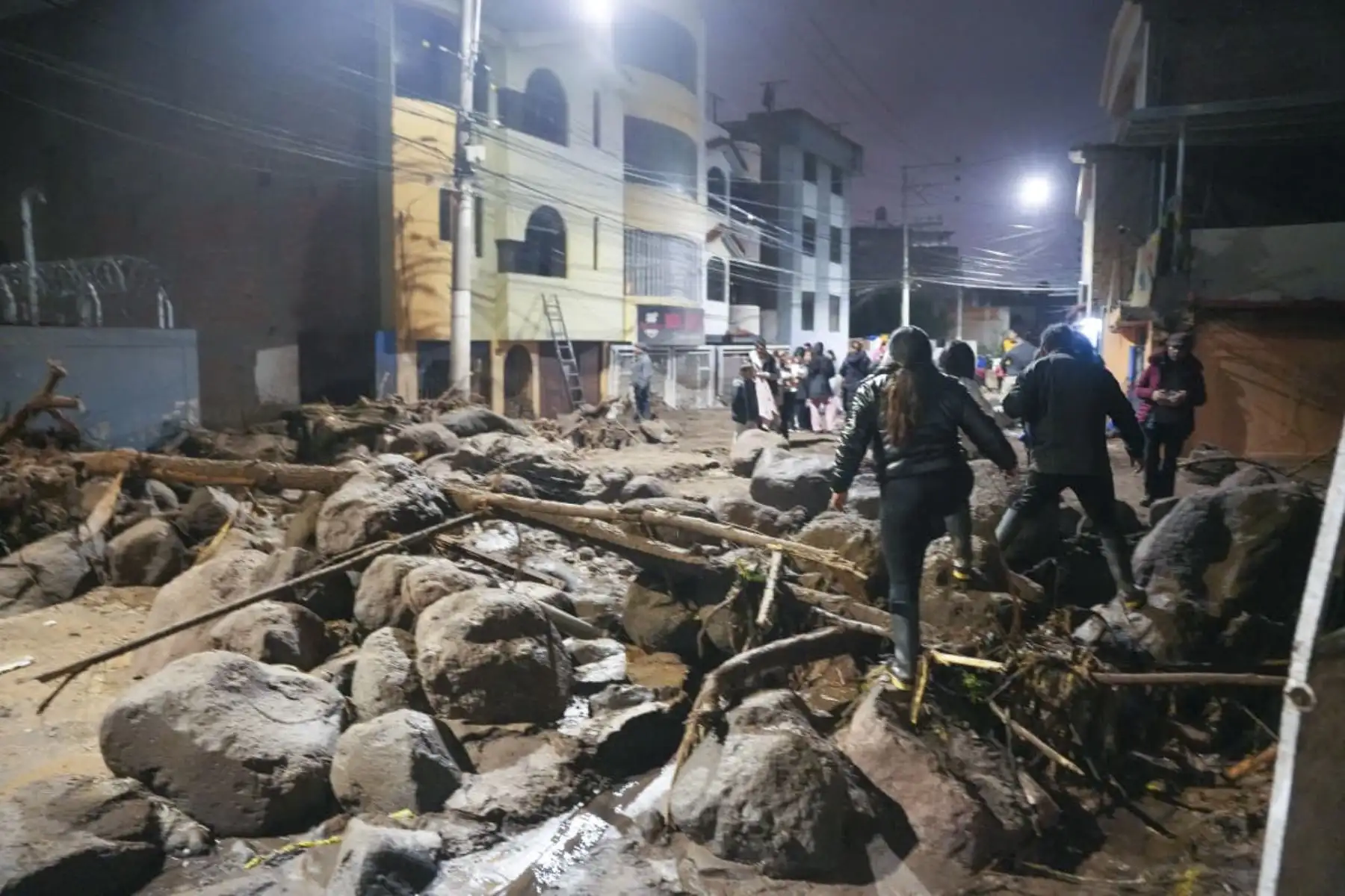 Un huaico ingresó a la urbanización Agustín La Torre, en el distrito de Yanahuara, dejando al menos 100 viviendas afectadas. Foto: Cortesía/Diego Ramos