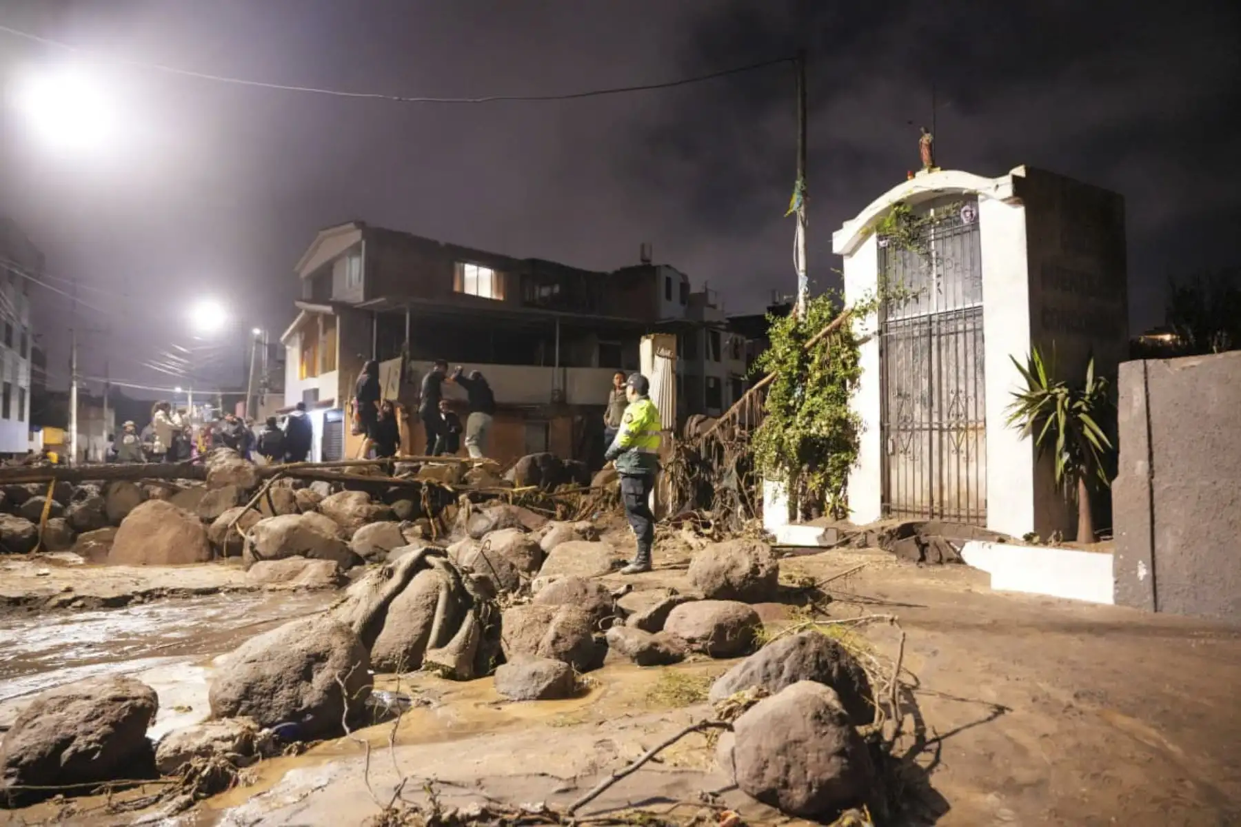 Un huaico ingresó a la urbanización Agustín La Torre, en el distrito de Yanahuara, dejando al menos 100 viviendas afectadas. Foto: Cortesía/Diego Ramos