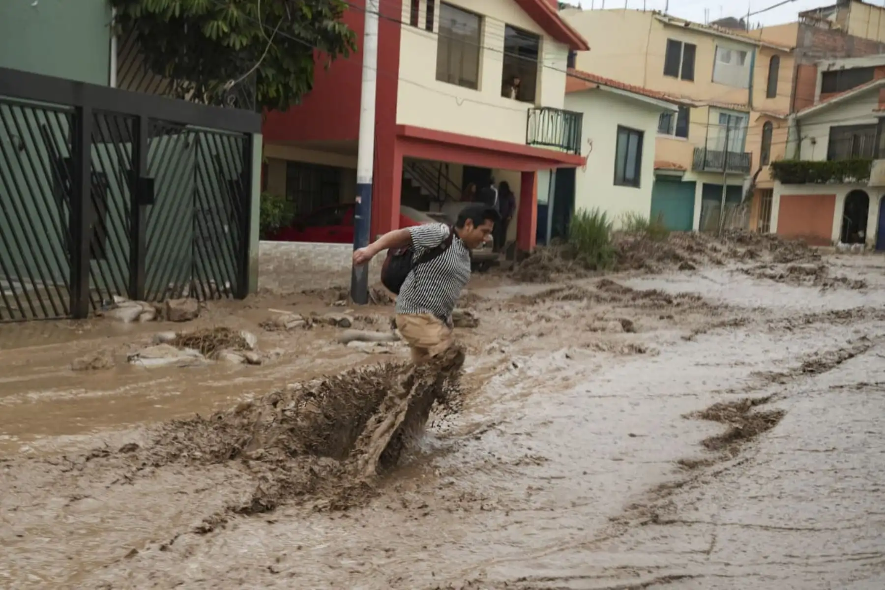 El lodo y las piedras ingresaron a las casas, generando pérdidas y obligando a los vecinos a realizar labores de limpieza. Foto: Cortesía/Diego Ramos