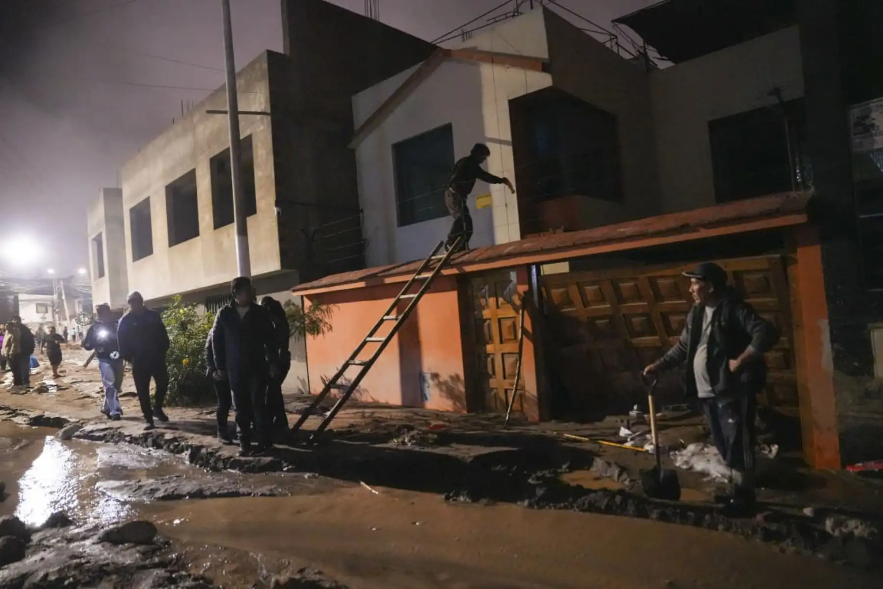Un huaico ingresó a la urbanización Agustín La Torre, en el distrito de Yanahuara, dejando al menos 100 viviendas afectadas. Foto: Cortesía/Diego Ramos
