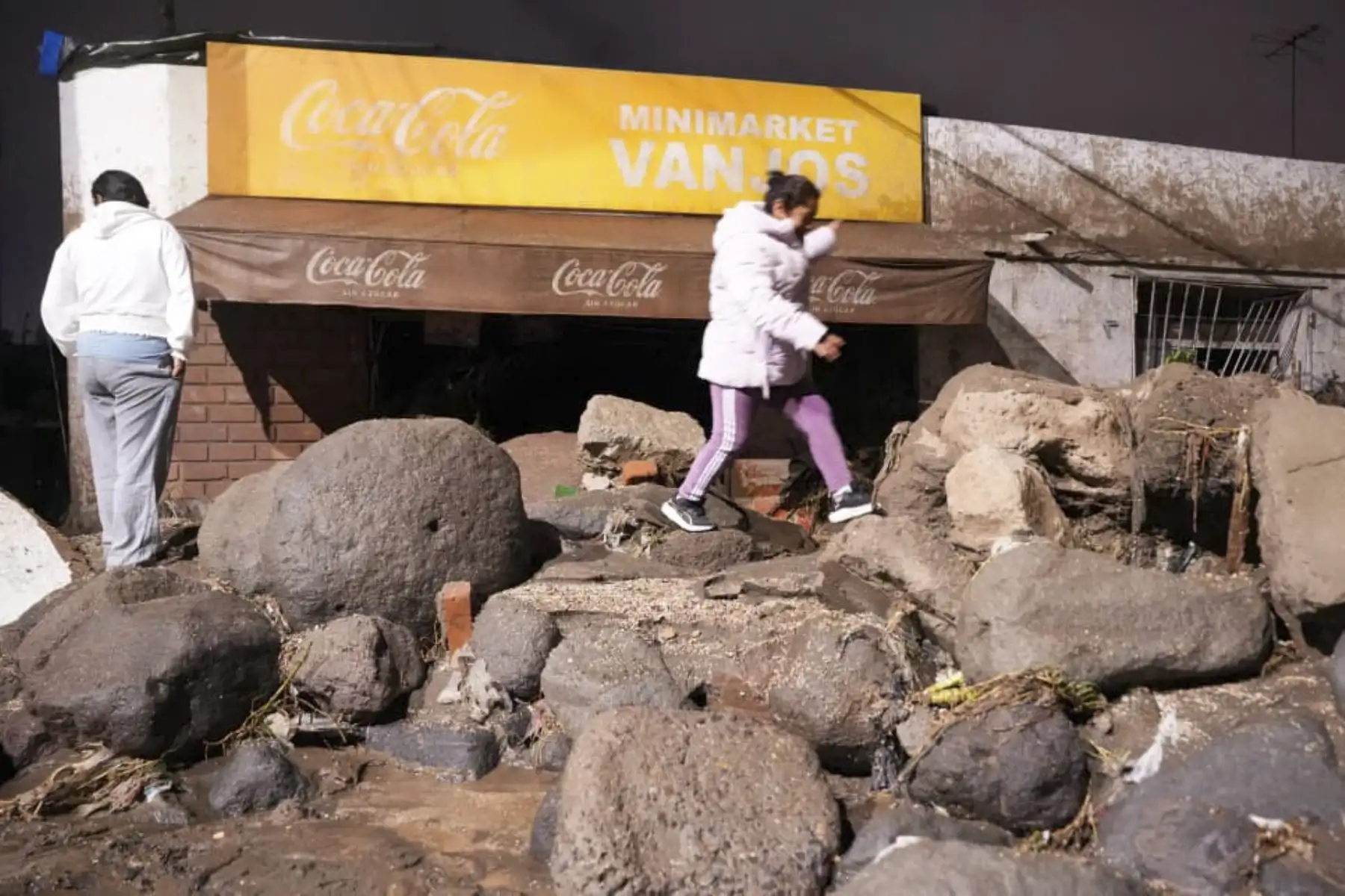 Un huaico ingresó a la urbanización Agustín La Torre, en el distrito de Yanahuara, dejando al menos 100 viviendas afectadas. Foto: Cortesía/Diego Ramos