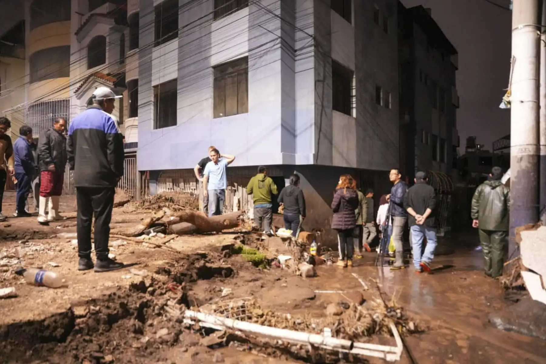 Un huaico ingresó a la urbanización Agustín La Torre, en el distrito de Yanahuara, dejando al menos 100 viviendas afectadas. Foto: Cortesía/Diego Ramos
