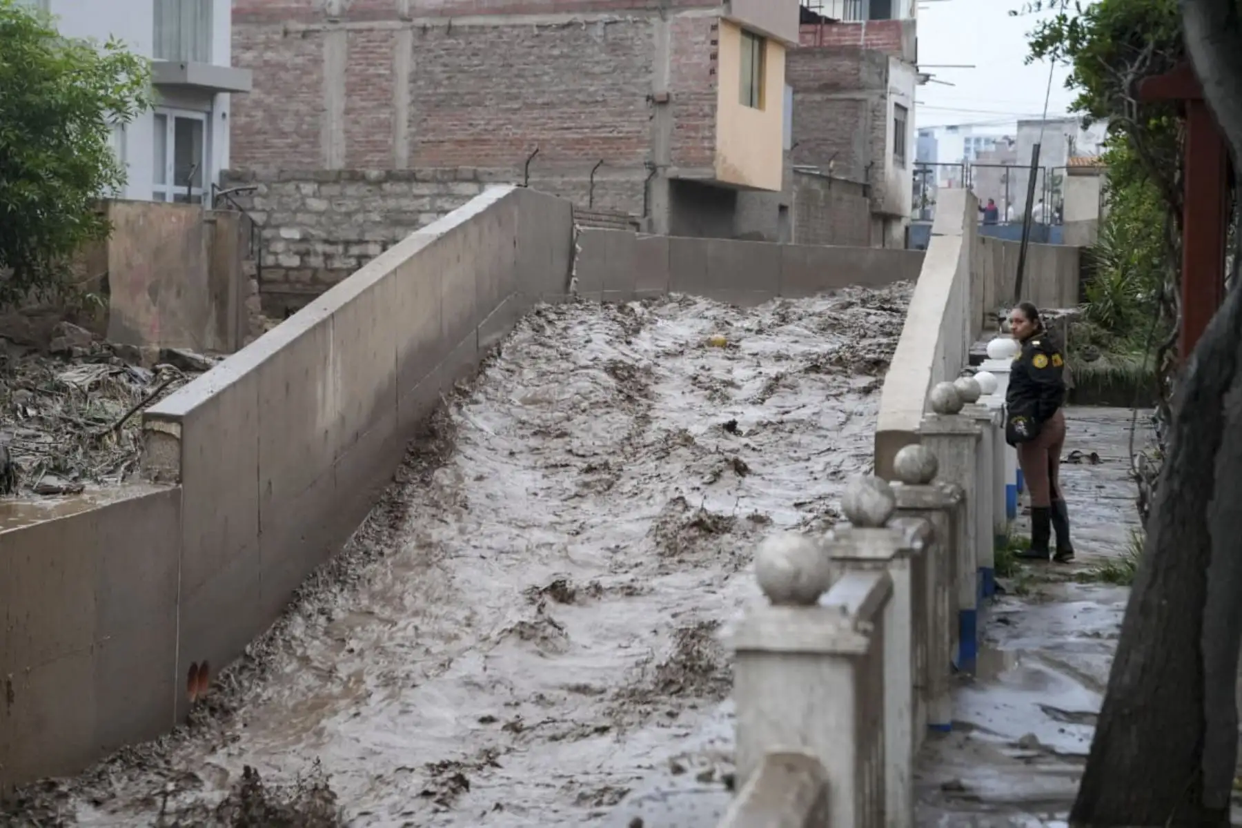 Un huaico ingresó a la urbanización Agustín La Torre, en el distrito de Yanahuara, dejando al menos 100 viviendas afectadas. Foto: Cortesía/Diego Ramos