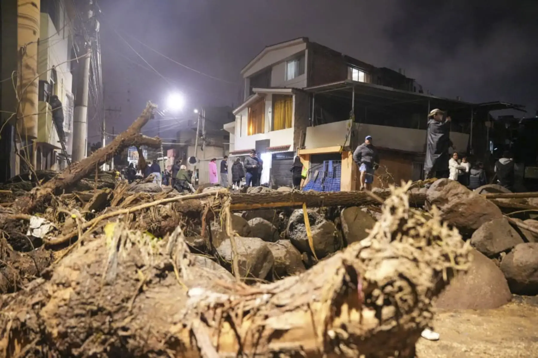 Las intensas lluvias registradas en Arequipa provocaron el desborde de la torrentera de Chullo, causando graves daños materiales en las viviendas. Foto: Cortesía/Diego Ramos