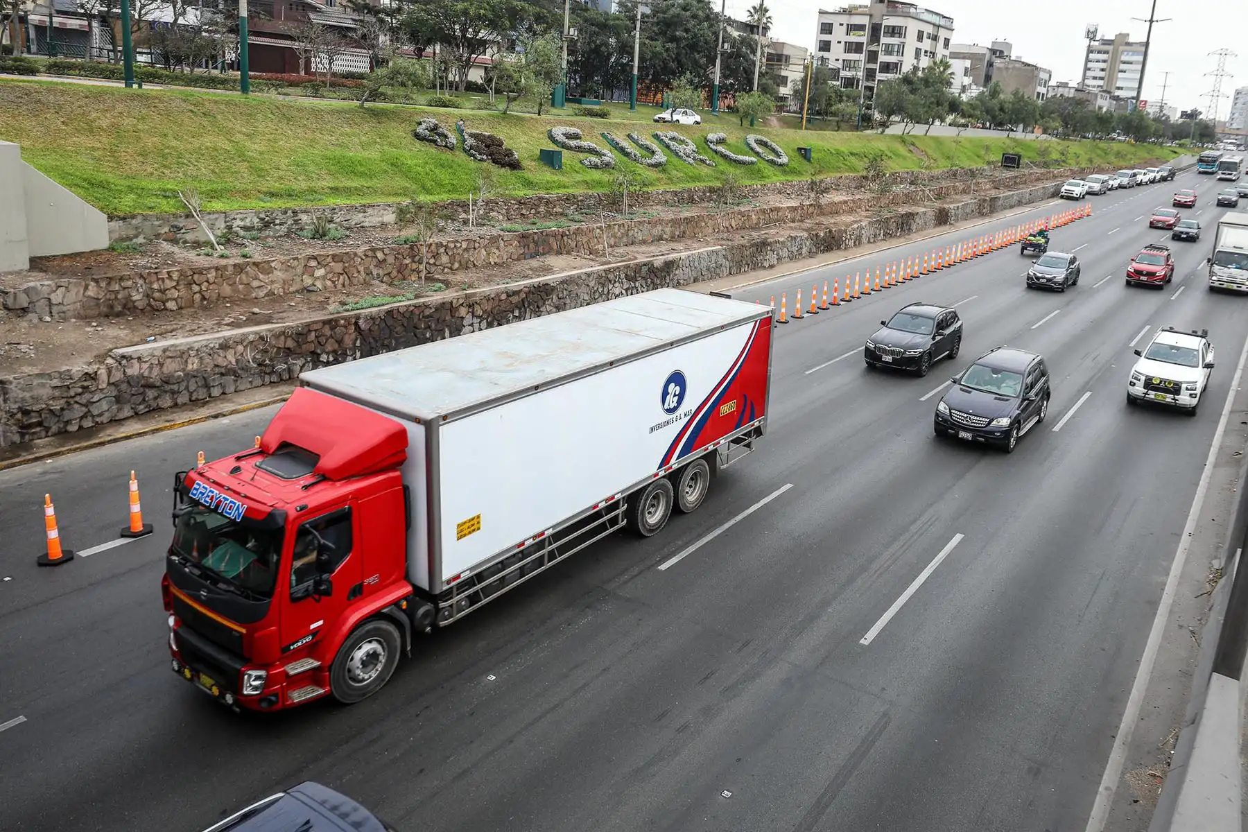 La Panamericana Sur soporta actualmente el tránsito de 75 000 vehículos de los cuales el 30% aproximadamente son vehículos de carga pesada, detalló el gerente general de EMAPE, Edgar Lara Florian. Foto: ANDINA/Difusión