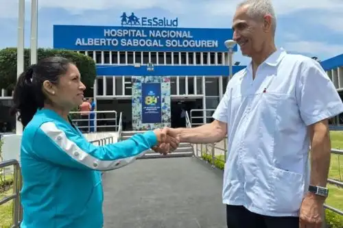 El doctor Héctor Medrano Samamé, cirujano asistente del Servicio de Cirugía Oncológica del Hospital Sabogal, explicó que la paciente fue diagnosticada con una tumoración gástrica, con aproximadamente tres meses de evolución. El tumor fue localizado en el páncreas y comprometía estructuras vecinas como el colon, el ángulo esplénico y el vaso.