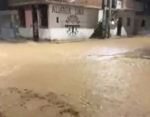 El balneario de Máncora, en Piura, soportó cinco horas de lluvia intensa y una tormenta eléctrica que alarmaron a la población.