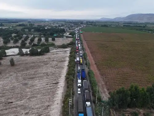 Cientos de vehículos de carga pesada y de pasajeros permanecen varados a esta hora de la mañana de hoy lunes 23 de febrero en un tramo de 20 kilómetros de la carretera Panamericana Sur, debido a la caída de huaicos que afectaron el kilómetro 337 de la via, a la altura del distrito de Ocucaje, en la provincia y región Ica. Foto: Genry Bautista