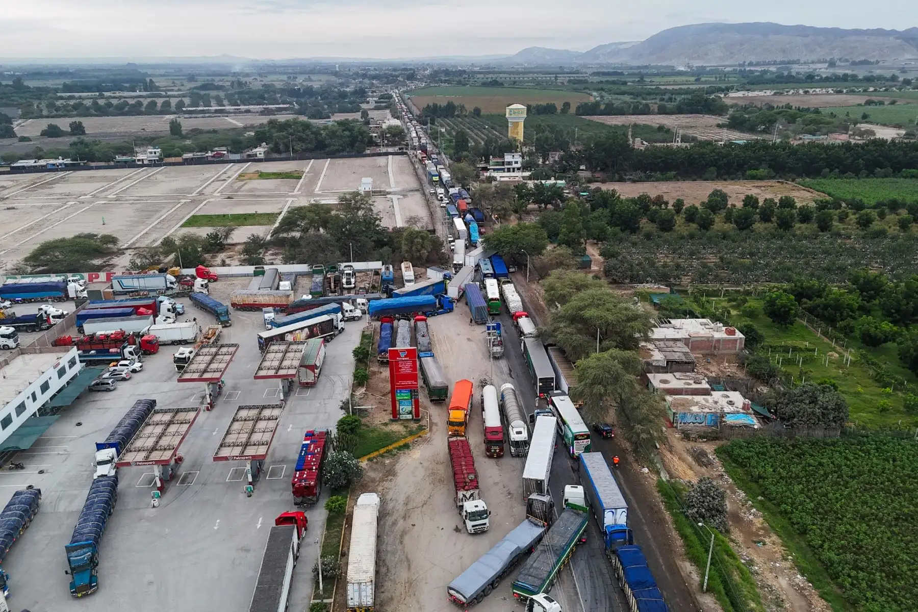La caída de un nuevo huaico, a las 06:00 horas de hoy lunes 23 de febrero, volvió a bloquear el km 337 de la carretera Panamericana Sur, a la altura del distrito de Ocucaje, en la provincia y región Ica. A esta hora, cientos de vehículos de carga pesada y de pasajeros permanecen varados en un tramo que supera los 20 kilómetros. Foto: Genry Bautista