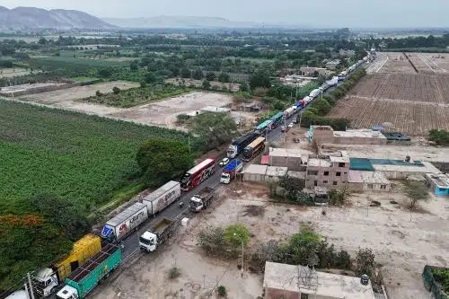 Carretera bloqueada ante los huaicos y lluvias. Cortesía