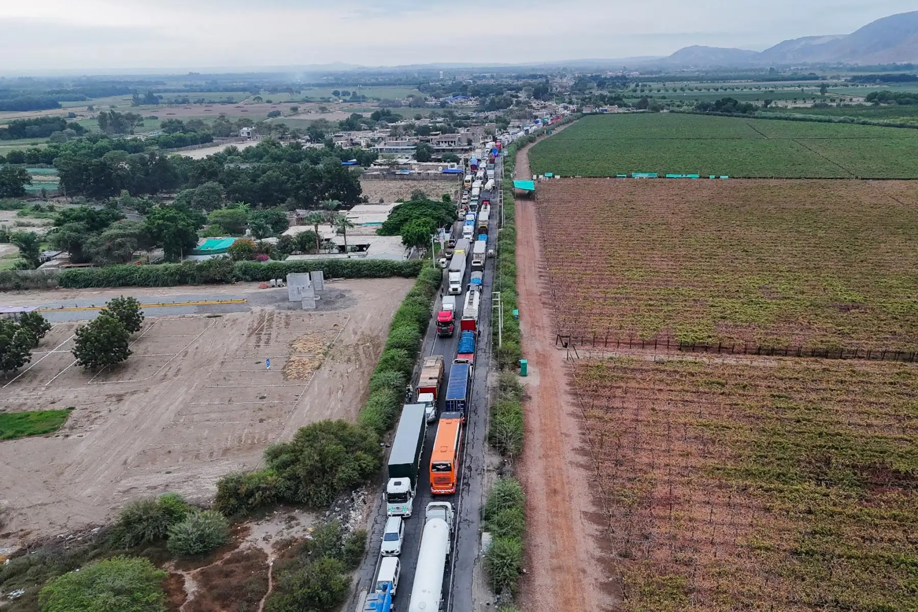 El deslizamiento de lodo y piedras cubrió varios metros de la vía, interrumpiendo el tránsito en ambos sentidos y generando largas filas de buses interprovinciales, camiones y autos particulares. Foto: Genry Bautista