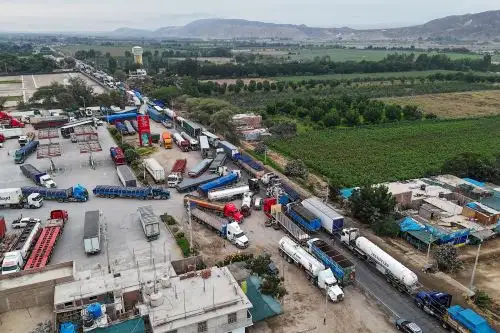 Ica: cientos de vehículos varados en km 337 de la Panamericana Sur por la caída de huaico