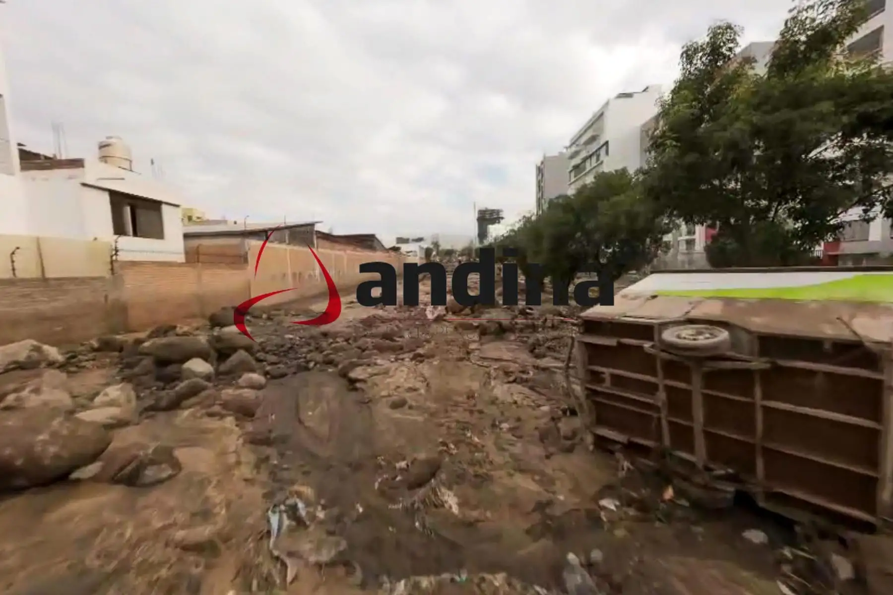 En Flora Tristán, la acumulación de escombros superó los esfuerzos de limpieza realizados previamente, dejando a cientos de familias atrapadas dentro de sus propias viviendas. Foto: Cortesía/ Denis Mayhua