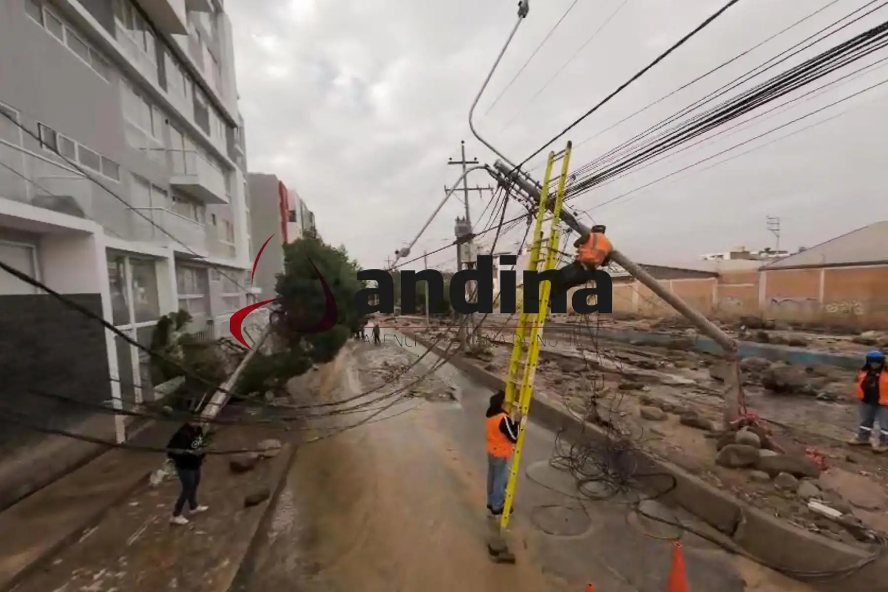 La avenida Metropolitana se convirtió en una zona crítica tras el violento paso del agua, que arrasó muros de contención y vehículos, obligando a ejecutar rescates de emergencia. Foto: Cortesía/ Denis Mayhua