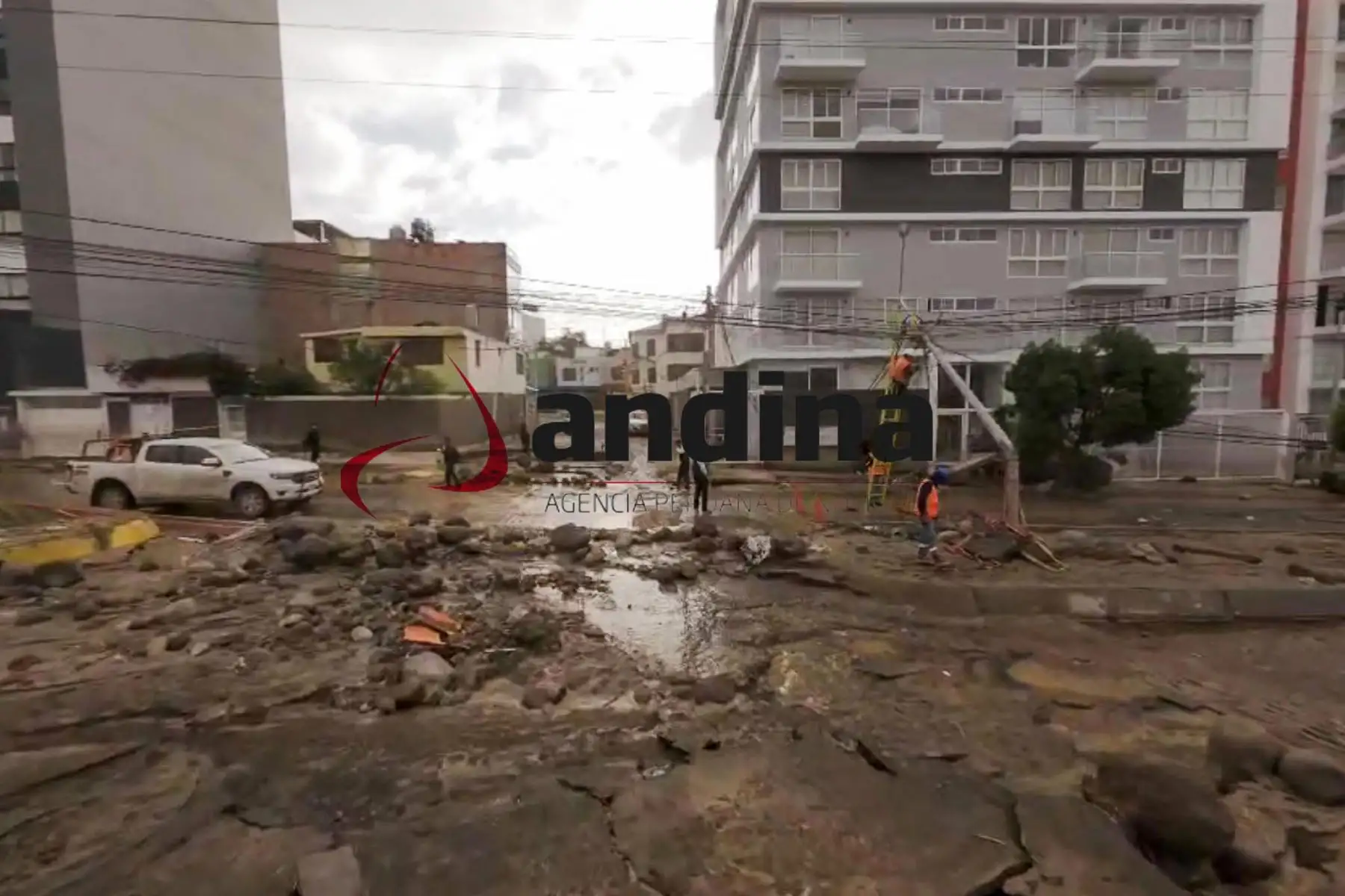 La avenida Metropolitana se convirtió en una zona crítica tras el violento paso del agua, que arrasó muros de contención y vehículos, obligando a ejecutar rescates de emergencia. Foto: Cortesía/ Denis Mayhua