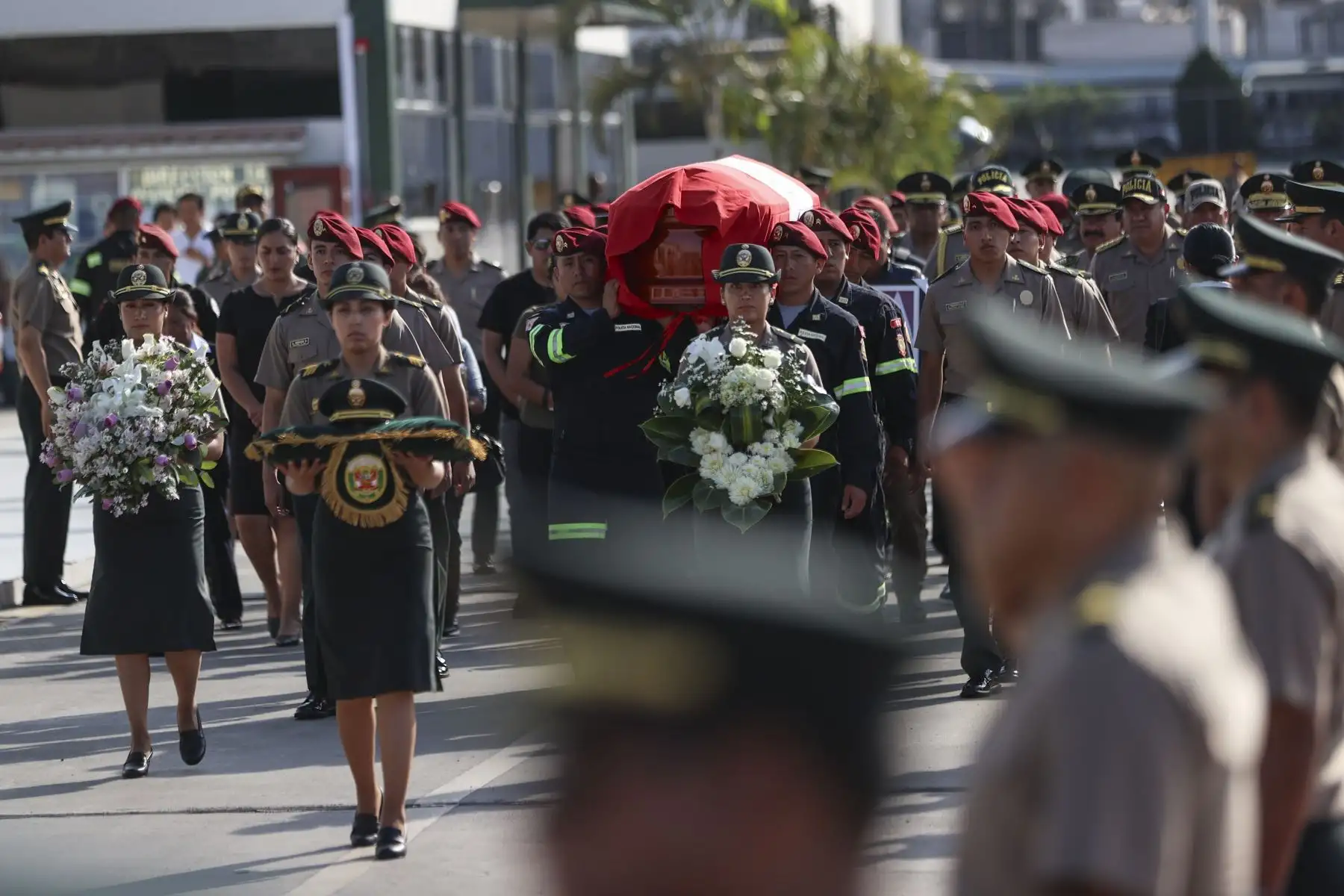Los restos del S2 PNP Patrick Hiroshi Ospina Orihuela, quien falleció ahogado en el río Rímac tras intentar rescatar a un can, fueron trasladados al aeropuerto de Jauja, en la región Junín, desde donde partirán hacia su tierra natal, Pucará, donde recibirá cristiana sepultura. Foto: ANDINA/Jhonel Rodríguez Robles