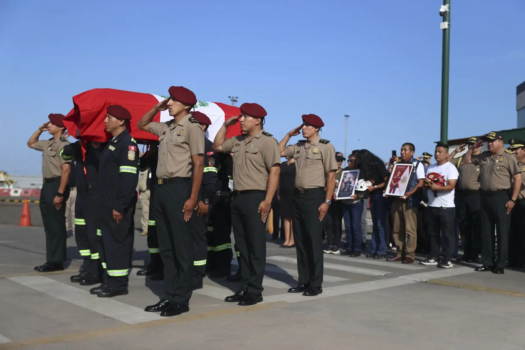Los restos del S2 PNP Patrick Hiroshi Ospina Orihuela, quien falleció ahogado en el río Rímac tras intentar rescatar a un can, fueron trasladados al aeropuerto de Jauja, en la región Junín, desde donde partirán hacia su tierra natal, Pucará, donde recibirá cristiana sepultura. Foto: ANDINA/Jhonel Rodríguez Robles