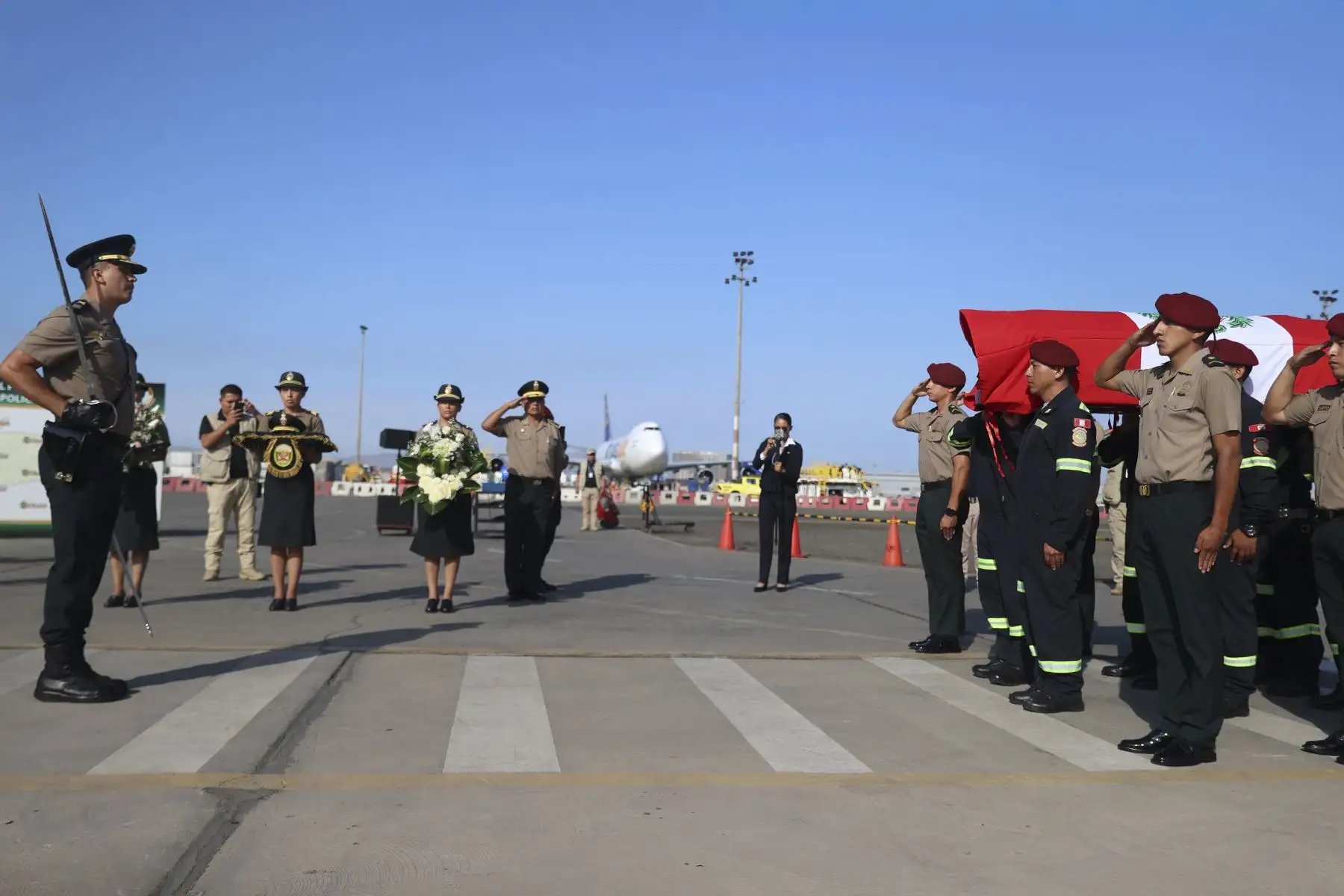 Los restos del S2 PNP Patrick Hiroshi Ospina Orihuela, quien falleció ahogado en el río Rímac tras intentar rescatar a un can, fueron trasladados al aeropuerto de Jauja, en la región Junín, desde donde partirán hacia su tierra natal, Pucará, donde recibirá cristiana sepultura. Foto: ANDINA/Jhonel Rodríguez Robles