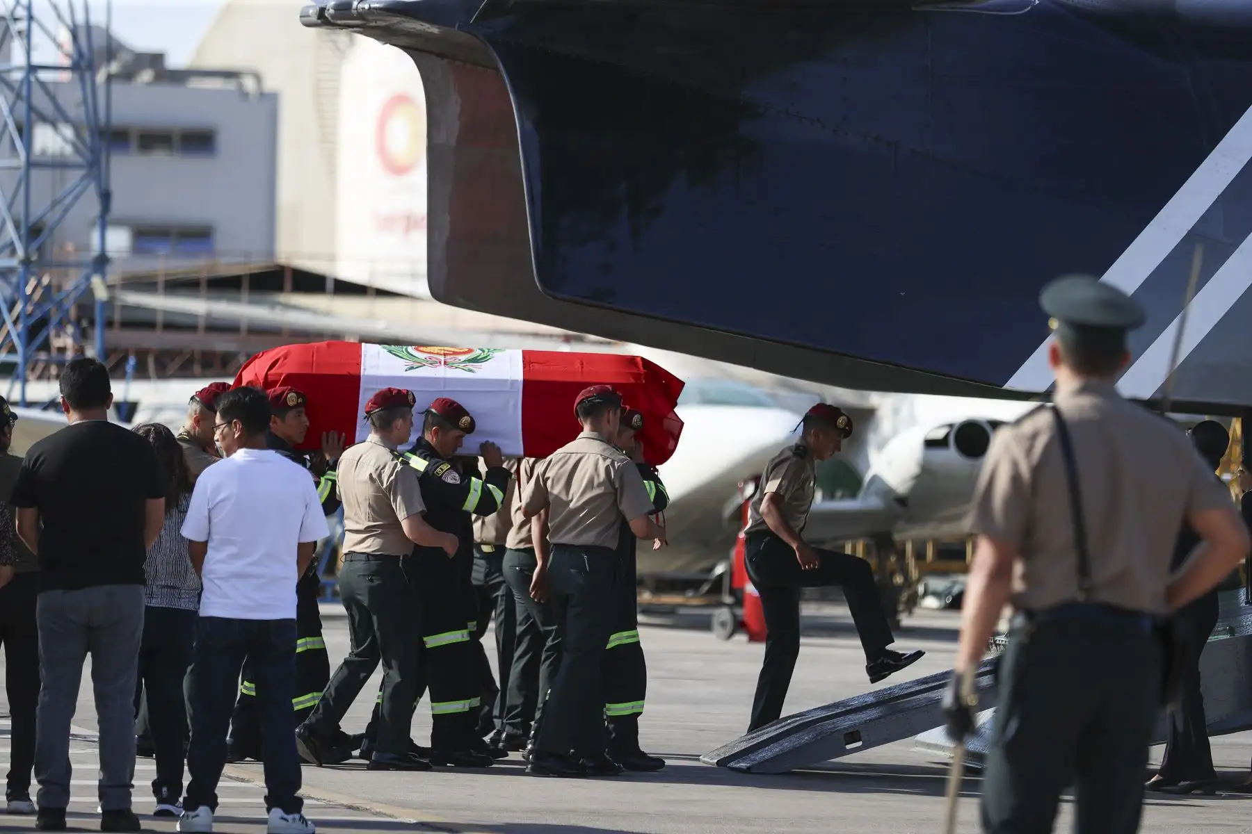 Los restos del S2 PNP Patrick Hiroshi Ospina Orihuela, quien falleció ahogado en el río Rímac tras intentar rescatar a un can, fueron trasladados al aeropuerto de Jauja, en la región Junín, desde donde partirán hacia su tierra natal, Pucará, donde recibirá cristiana sepultura. Foto: ANDINA/Jhonel Rodríguez Robles