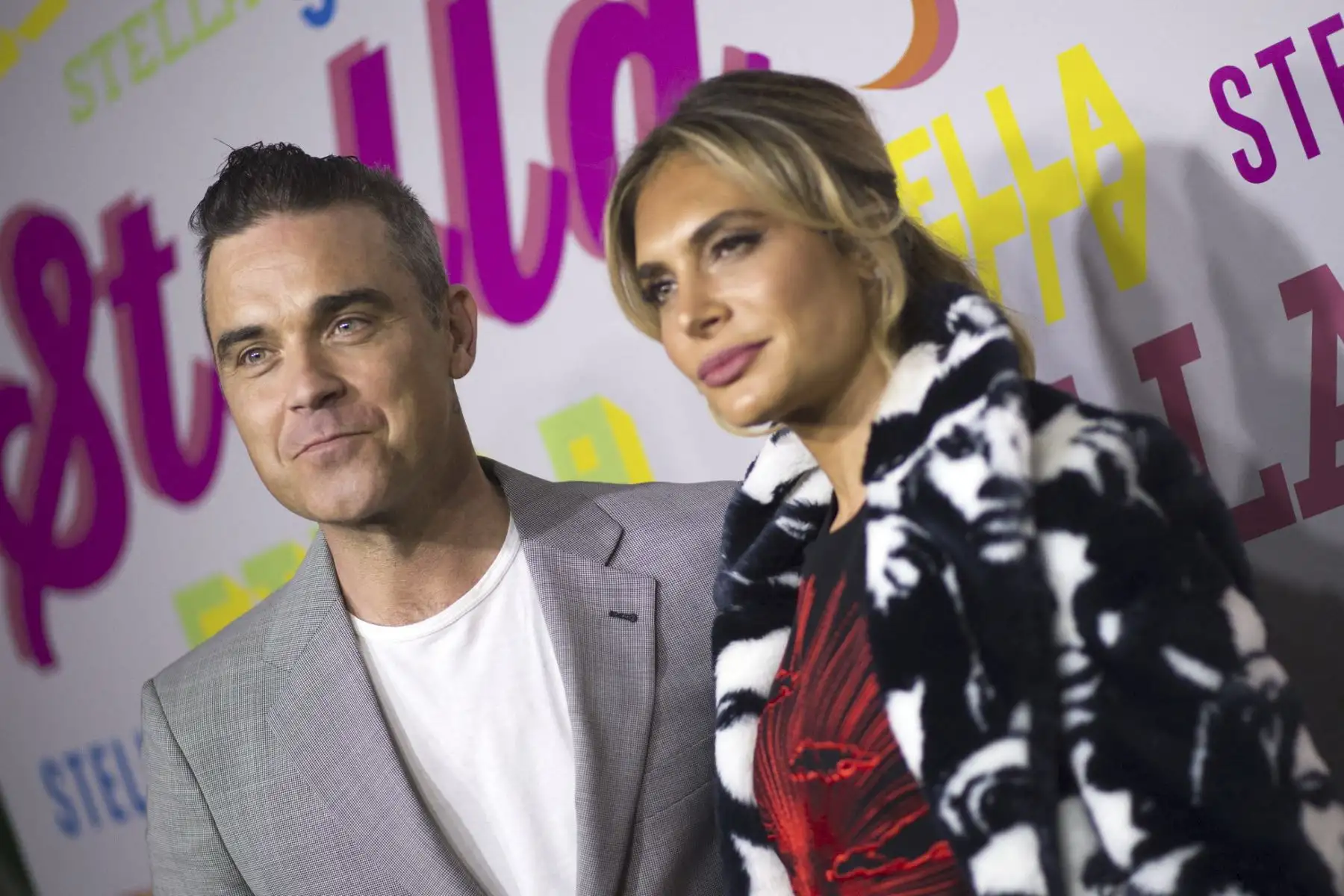 El cantante Robbie Williams y la actriz Ayda Field asisten a la colección de ropa de mujer Stella McCartney Otoño 2018 y la colección de ropa masculina Otoño Invierno 2018 el 16 de enero de 2018, en Hollywood, California. Foto: AFP