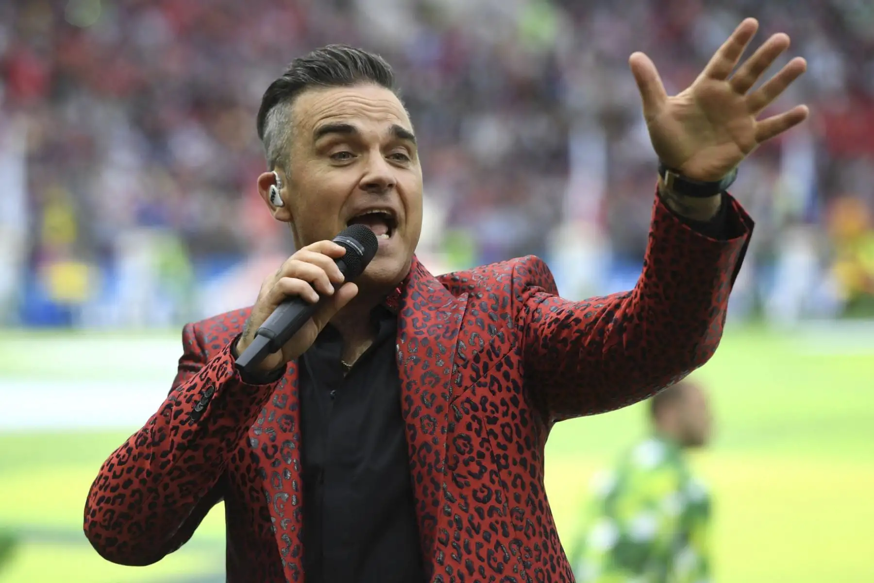 El músico inglés Robbie Williams actúa durante la ceremonia de apertura de la Copa Mundial de Rusia antes del primer partido del torneo entre Rusia y Arabia Saudita el 14 de junio de 2018 en el Estadio Luzhniki de Moscú. Foto: AFP