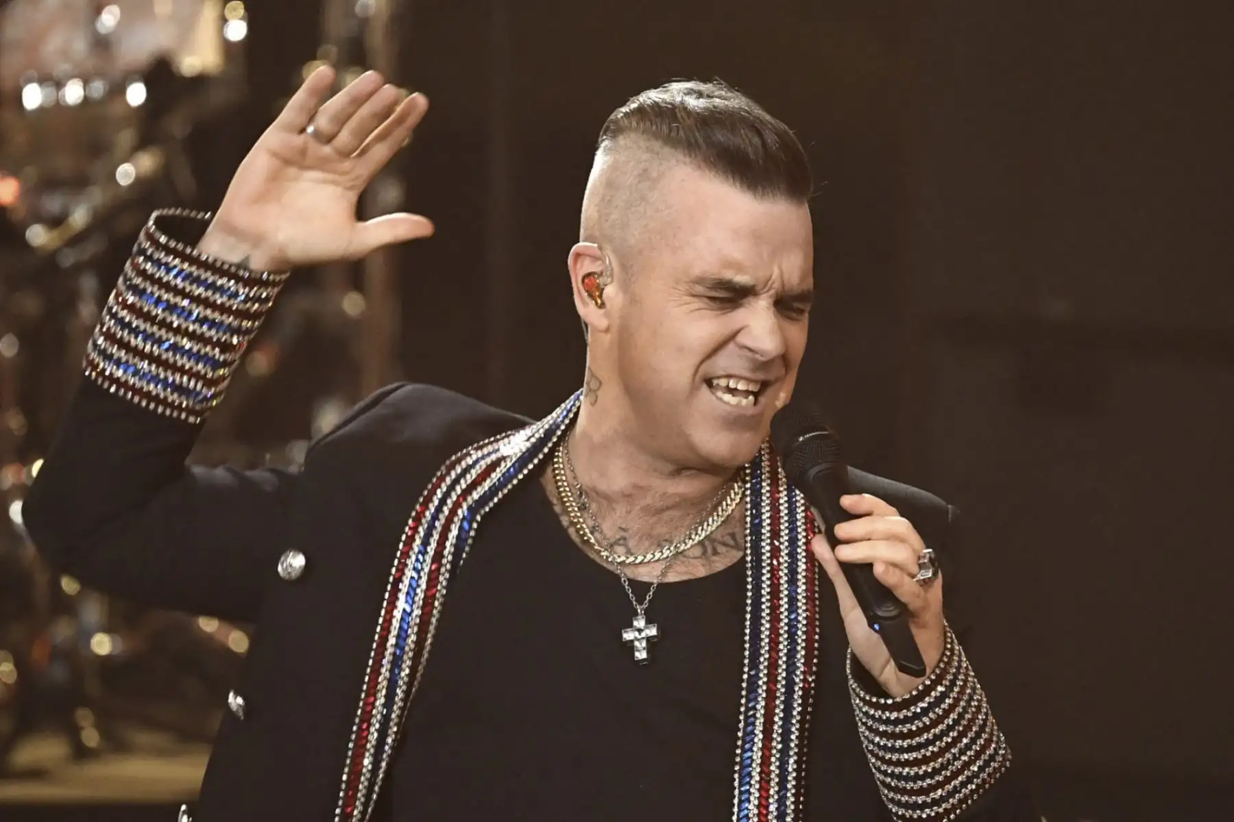 El cantante británico Robbie Williams actúa durante la gala benéfica "Ein Herz fuer Kinder" (Un corazón para niños) en Berlín el 7 de diciembre de 2019. Foto: AFP