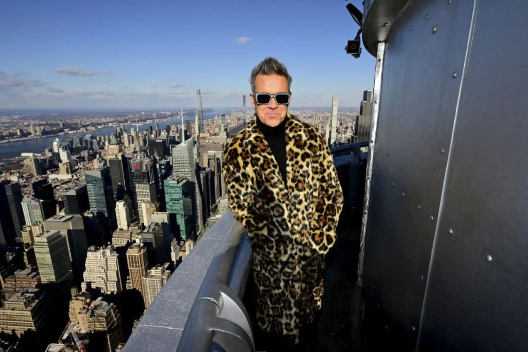 Robbie Williams visita el Empire State Building el 14 de enero de 2025 en la ciudad de Nueva York. Foto: AFP