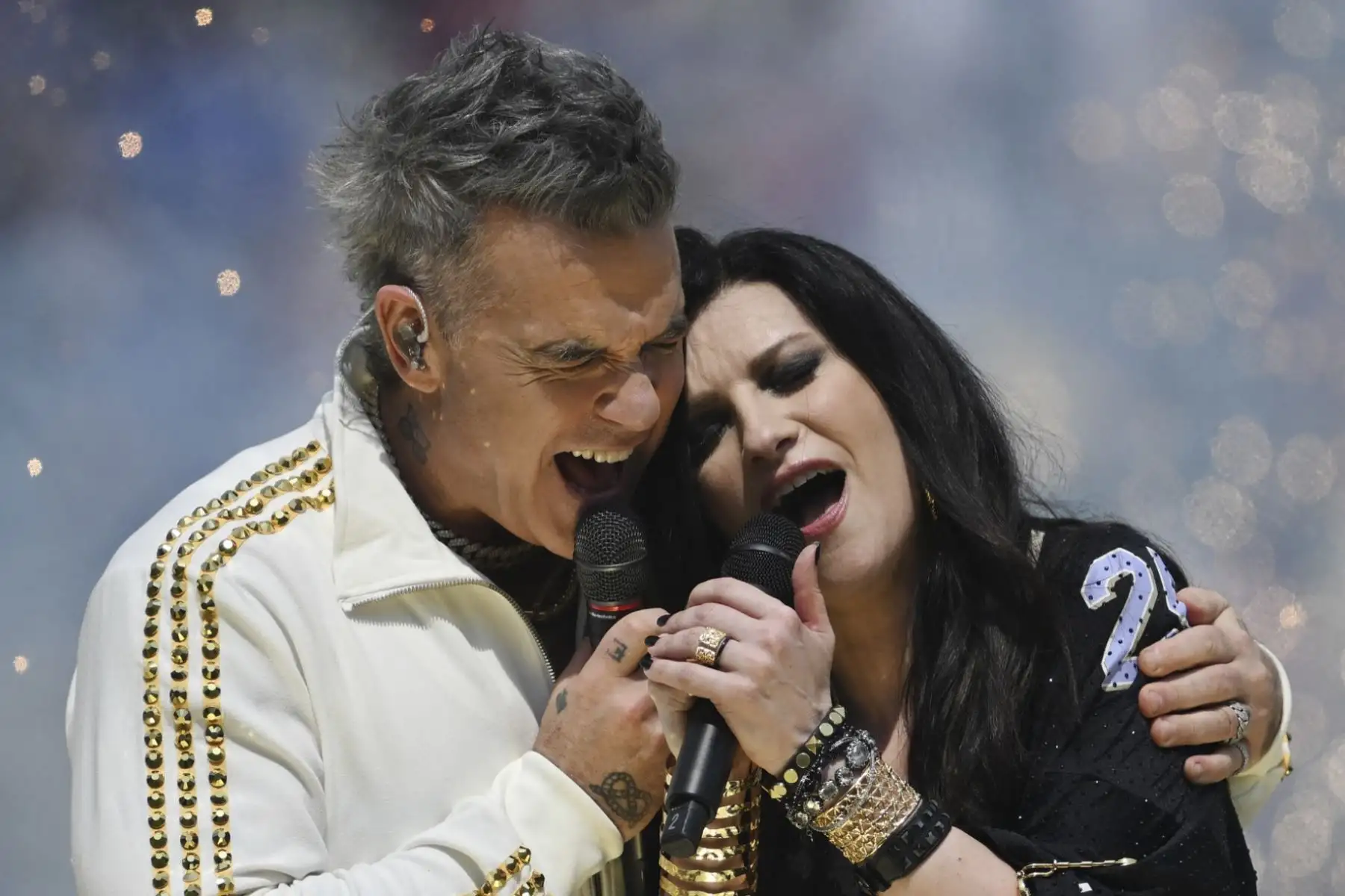 El cantautor británico Robbie Williams y la cantante italiana Laura Pausini actúan antes del partido final de fútbol de la Copa Mundial de Clubes de la FIFA 2025 entre el Chelsea de Inglaterra y el Paris Saint-Germain de Francia en el MetLife Stadium en East Rutherford, Nueva Jersey, el 13 de julio de 2025. Foto: AFP