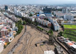 El desborde de la torrentera Chullo en la ciudad de Arequipa habría dejado más de 1,200 viviendas inundadas de lodo y piedras durante el trayecto de su cauce que comprende los distritos de Cayma, Yanahuara, Cercado de Arequipa y Sachaca, informó hoy la Oficina de Gestión del Riesgo de Desastres de la Municipalidad Provincial de Arequipa. Foto: Municipalidad Provincial de Arequipa