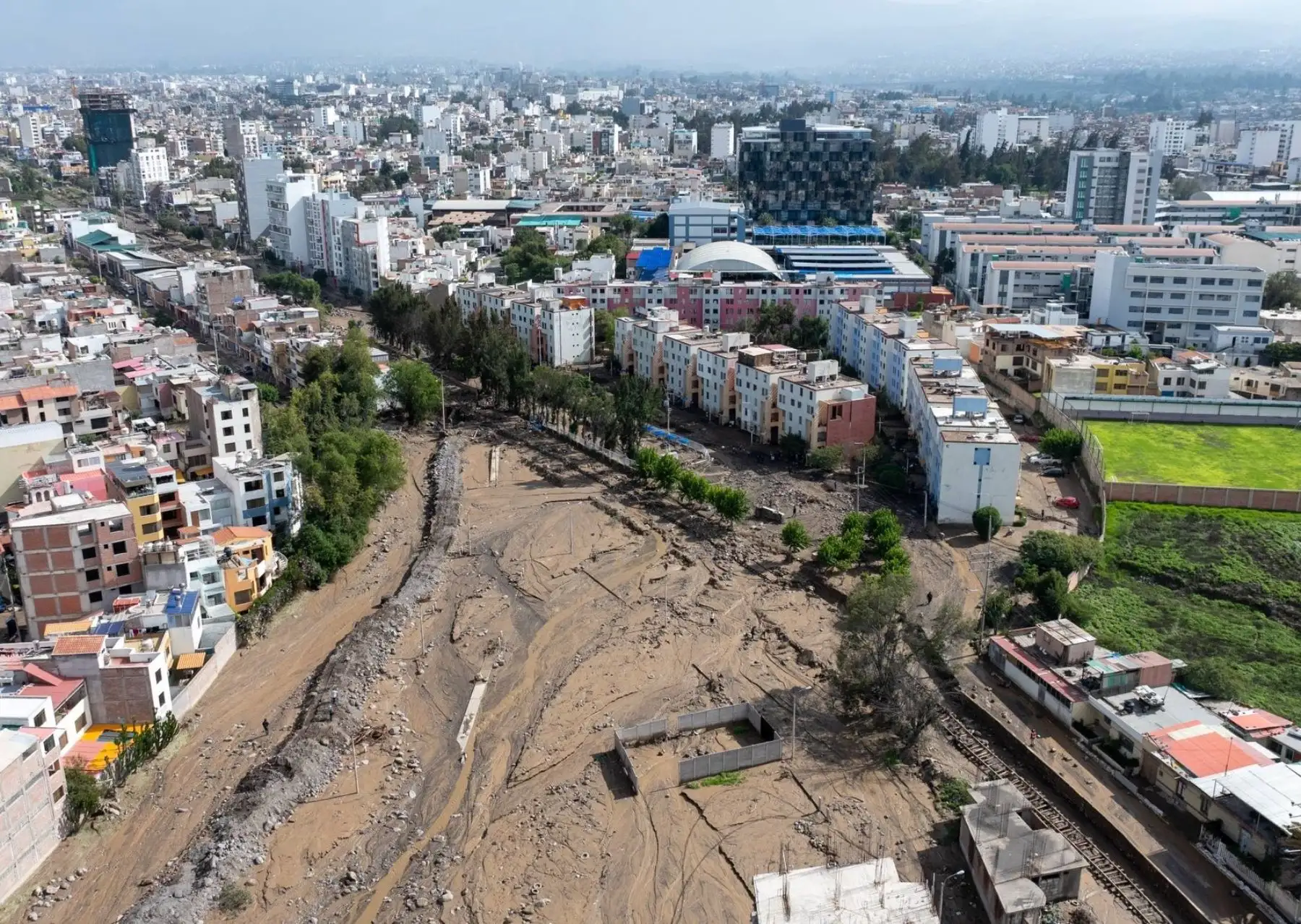 El desborde de la torrentera Chullo en la ciudad de Arequipa habría dejado más de 1,200 viviendas inundadas de lodo y piedras durante el trayecto de su cauce que comprende los distritos de Cayma, Yanahuara, Cercado de Arequipa y Sachaca, informó hoy la Oficina de Gestión del Riesgo de Desastres de la Municipalidad Provincial de Arequipa. Foto: Municipalidad Provincial de Arequipa