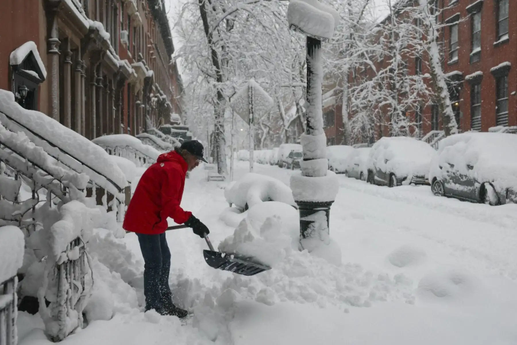 Se ve gente caminando en el área de Washington Heights en el distrito de Manhattan de la ciudad de Nueva York el 23 de febrero de 2026. Nueva York ordenó a los conductores que se fueran de la carretera y cerraron las escuelas el lunes, mientras que los residentes se resguardaban por una tormenta de nieve masiva que golpeó el noreste de los Estados Unidos. Foto: AFP