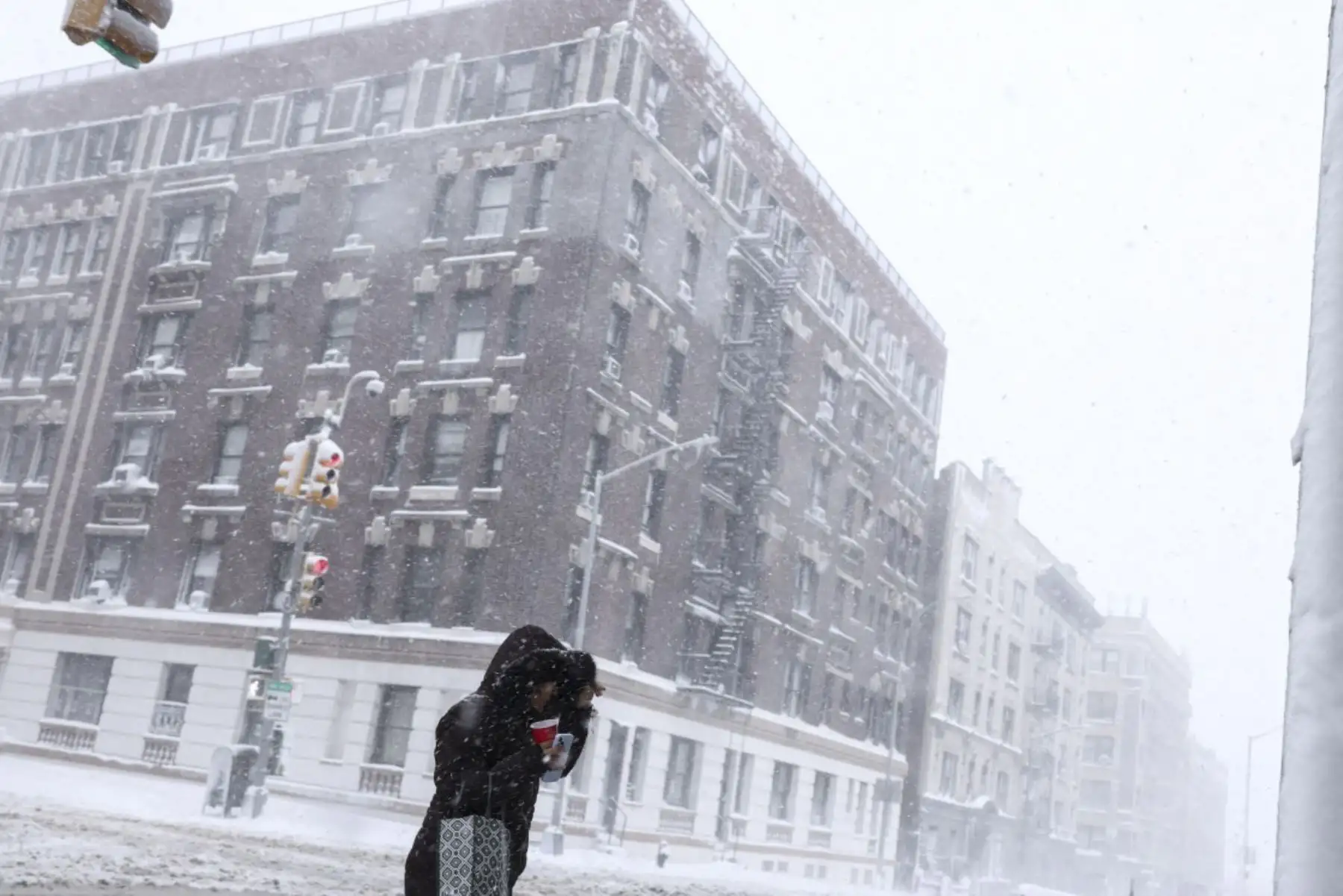 Se ve gente caminando en el área de Washington Heights en el distrito de Manhattan de la ciudad de Nueva York el 23 de febrero de 2026. Nueva York ordenó a los conductores que se fueran de la carretera y cerraron las escuelas el lunes, mientras que los residentes se resguardaban por una tormenta de nieve masiva que golpeó el noreste de los Estados Unidos. Foto: AFP