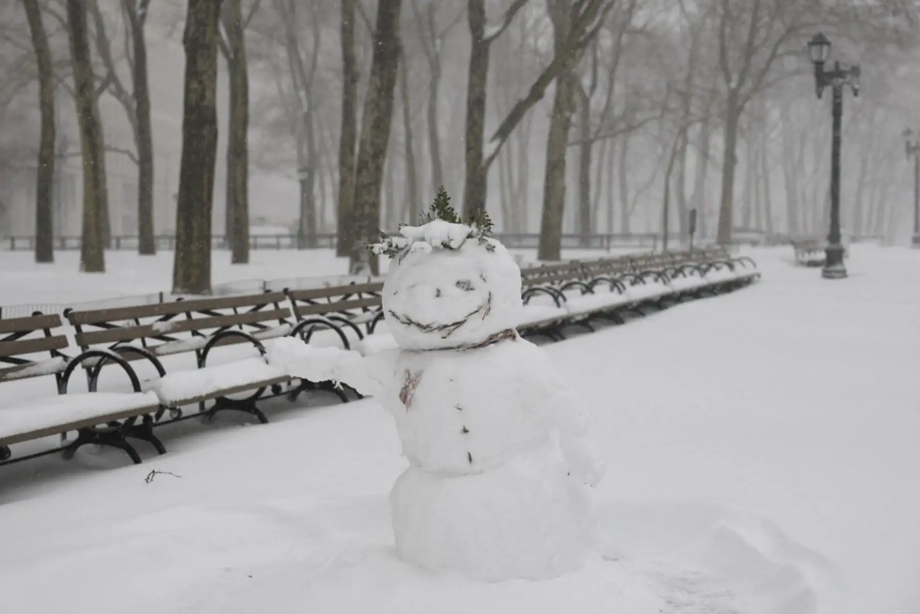 Se ve un muñeco de nieve en un parque cubierto de nieve durante una tormenta de invierno en el distrito de Brooklyn de la ciudad de Nueva York el 23 de febrero de 2026. Nueva York ordenó a los conductores que se fueran de la carretera y cerraron las escuelas el lunes, mientras que los residentes se resguardaron por una tormenta de nieve masiva que golpeó el noreste de los Estados Unidos. Foto: AFP