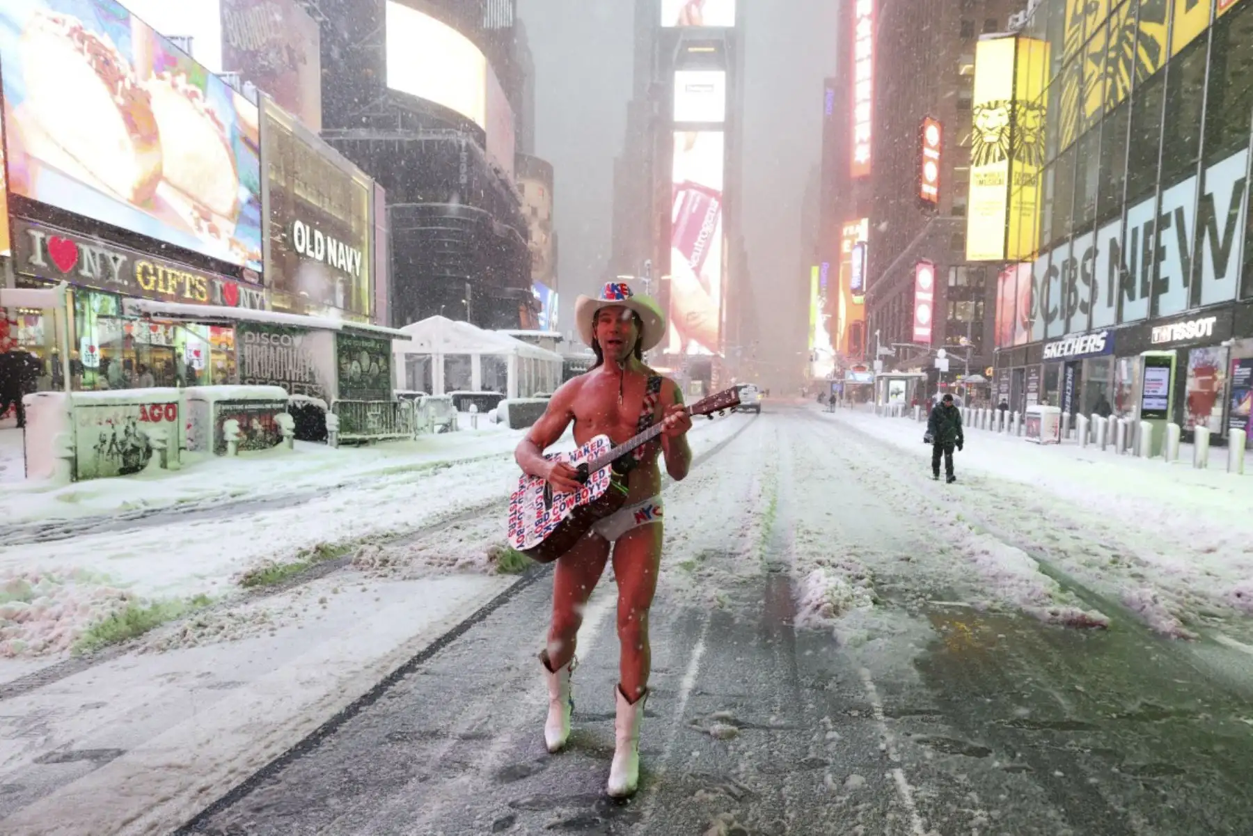 The Naked Cowboy actúa en Times Square durante una tormenta invernal en Manhattan, Nueva York, el 23 de febrero de 2026. FOTO: AFP