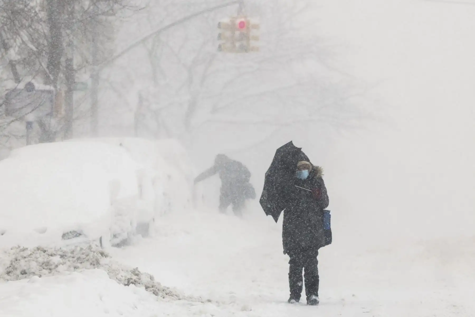 Una persona camina durante una tormenta de nieve en el área de Hamilton Heights en el distrito de Manhattan de la ciudad de Nueva York el 23 de febrero de 2026. FOTO: AFP