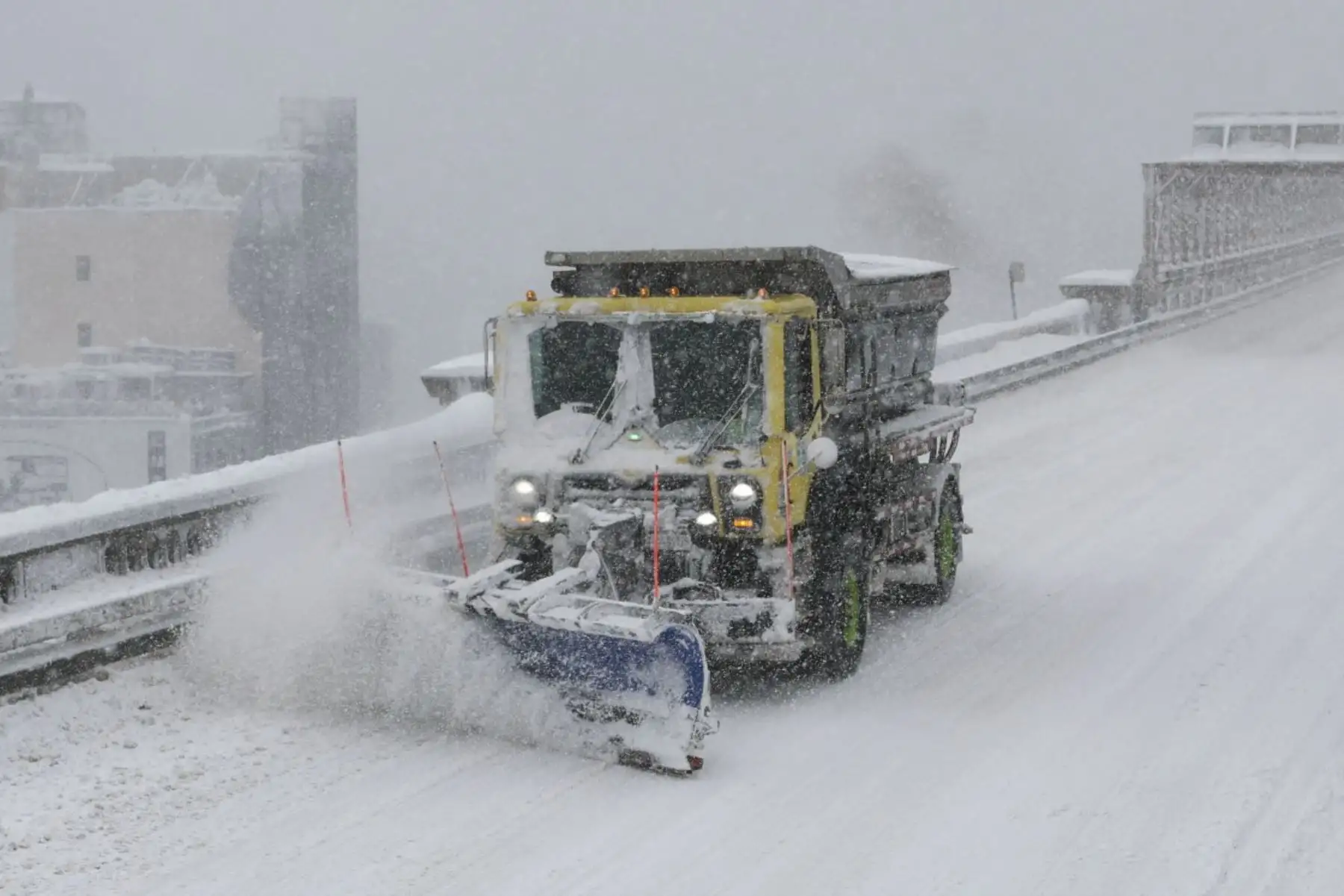 Un quitanieves cruza el puente de Brooklyn durante una tormenta invernal en la ciudad de Nueva York el 23 de febrero de 2026. Nueva York ordenó a los conductores que se fueran de la carretera y cerraron las escuelas el lunes, mientras que los residentes se agacharon por una tormenta de nieve masiva que golpeó el noreste de los Estados Unidos. Foto: AFP