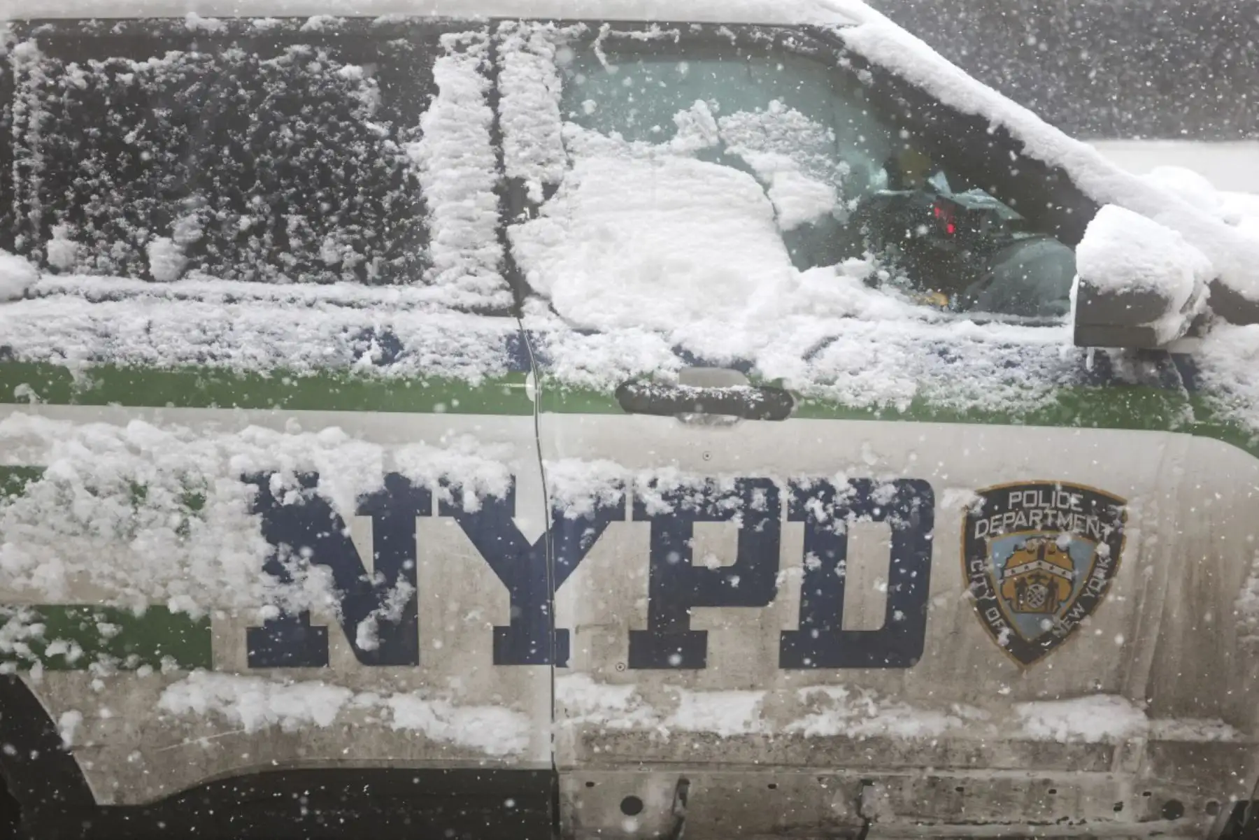 Un vehículo de la policía de Nueva York cubierto de nieve es visto durante una tormenta de nieve en Nueva York el 23 de febrero de 2026. Más de 40 millones de personas estuvieron bajo advertencias de ventisca en el noreste de los Estados Unidos el lunes. Foto: AFP
