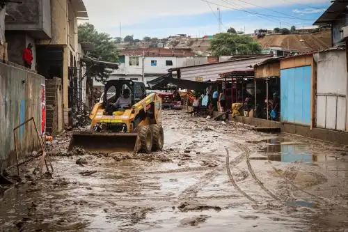 Las intensas lluvias registradas en el distrito de Máncora y en la provincia de Talara, en Piura, registradas desde la noche del domingo hasta la madrugada del lunes 23 de febrero, durante más de cinco horas, activaron quebradas, bloquearon la carretera Panamericana Norte y dejaron a decenas de pasajeros varados. ANDINA/Difusión