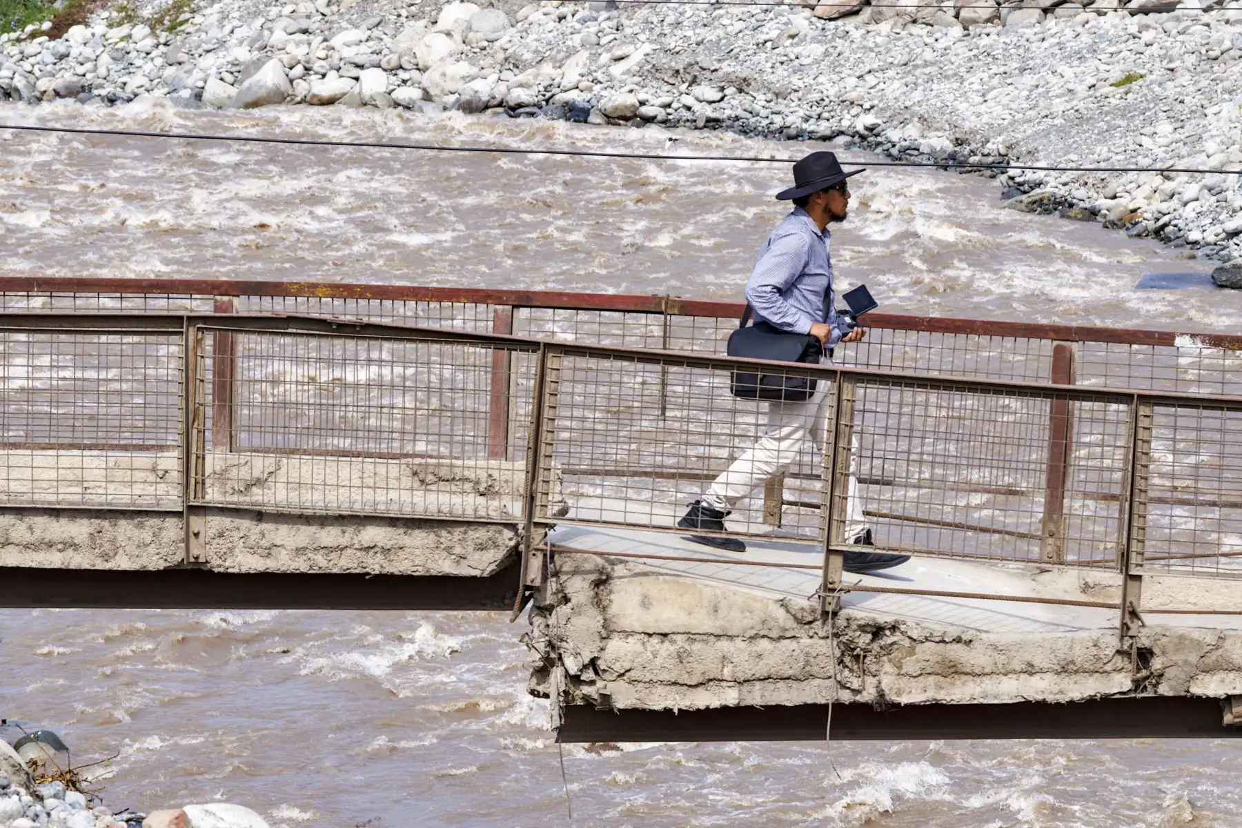 Los puentes de Chosica se convierten en los principales observatorios de una emergencia que se repite, año tras año, con la llegada de la temporada de lluvias.Foto: ANDINA/Ricardo Cuba