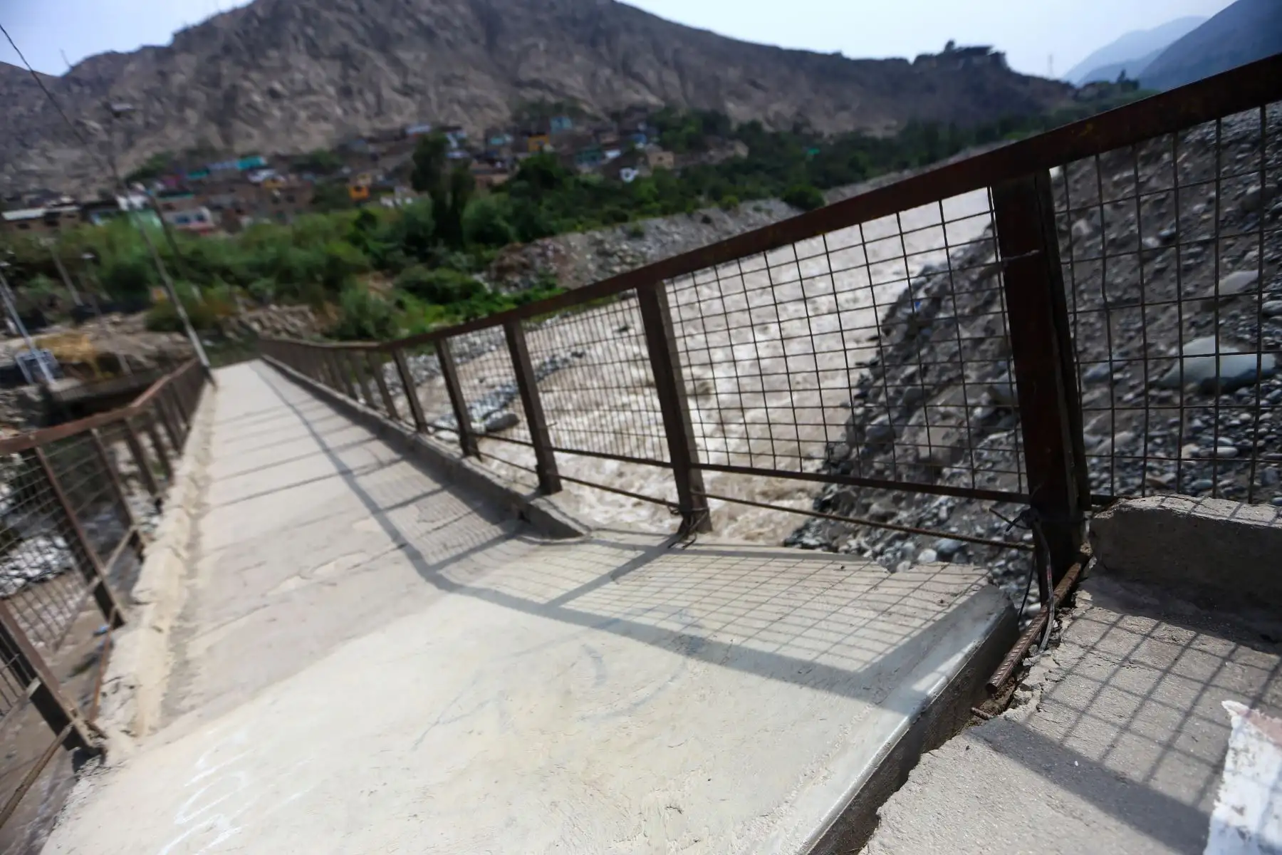 Puente Javier Perez de Cuéllar en Chaclacayo se muestra con desnivel y separación en la losa de concreto.   Foto: ANDINA/Ricardo Cuba