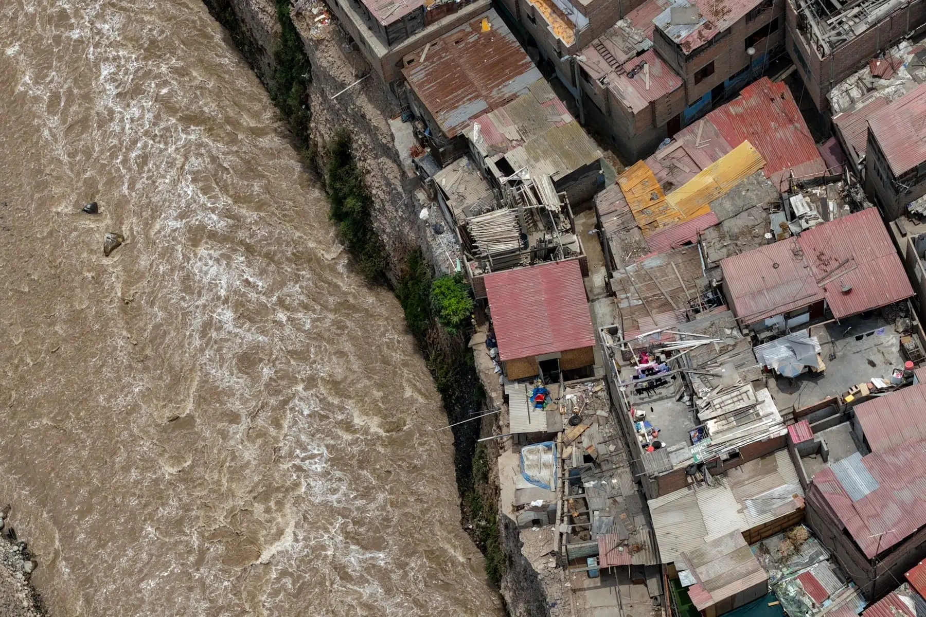El caudal del río Rímac registra un incremento crítico tras las intensas lluvias en las zonas altoandinas, poniendo en alerta máxima a los vecinos de Chosica. Foto: ANDINA/Ricardo Cuba