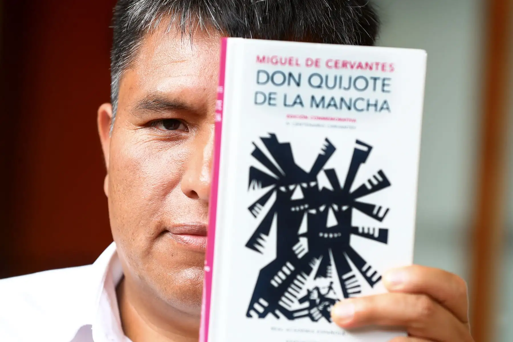 Augusto Cayo, alcalde provincial de Páucar del Sara Sara, sostiene ejemplar de El Quijote. 